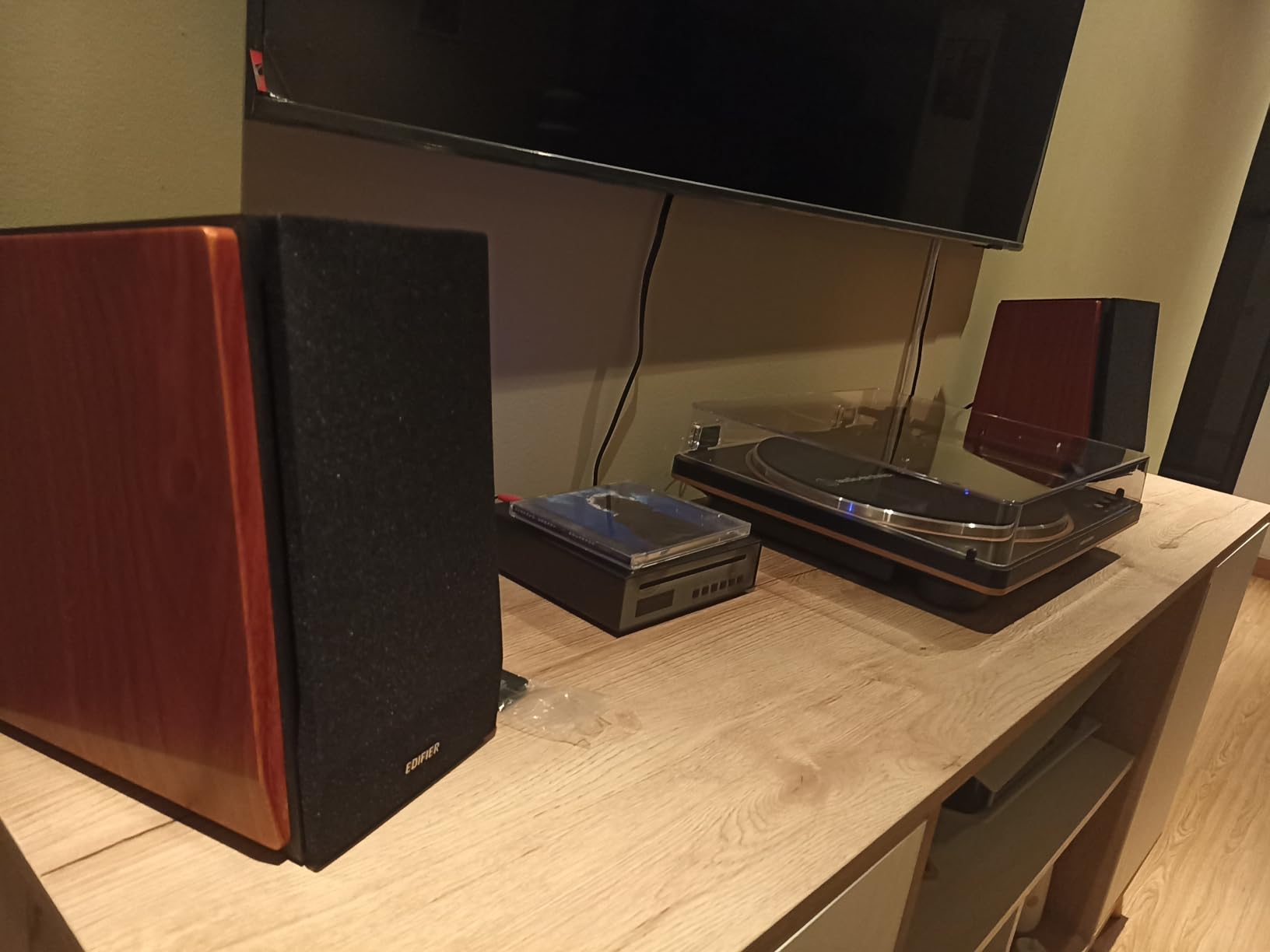 Edifier R1700BT Bluetooth Bookshelf Speaker - Active Near-Field Studio Monitors - Powered Speakers 2 Setup Wooden Enclosure - 66w RMS customer photo 2