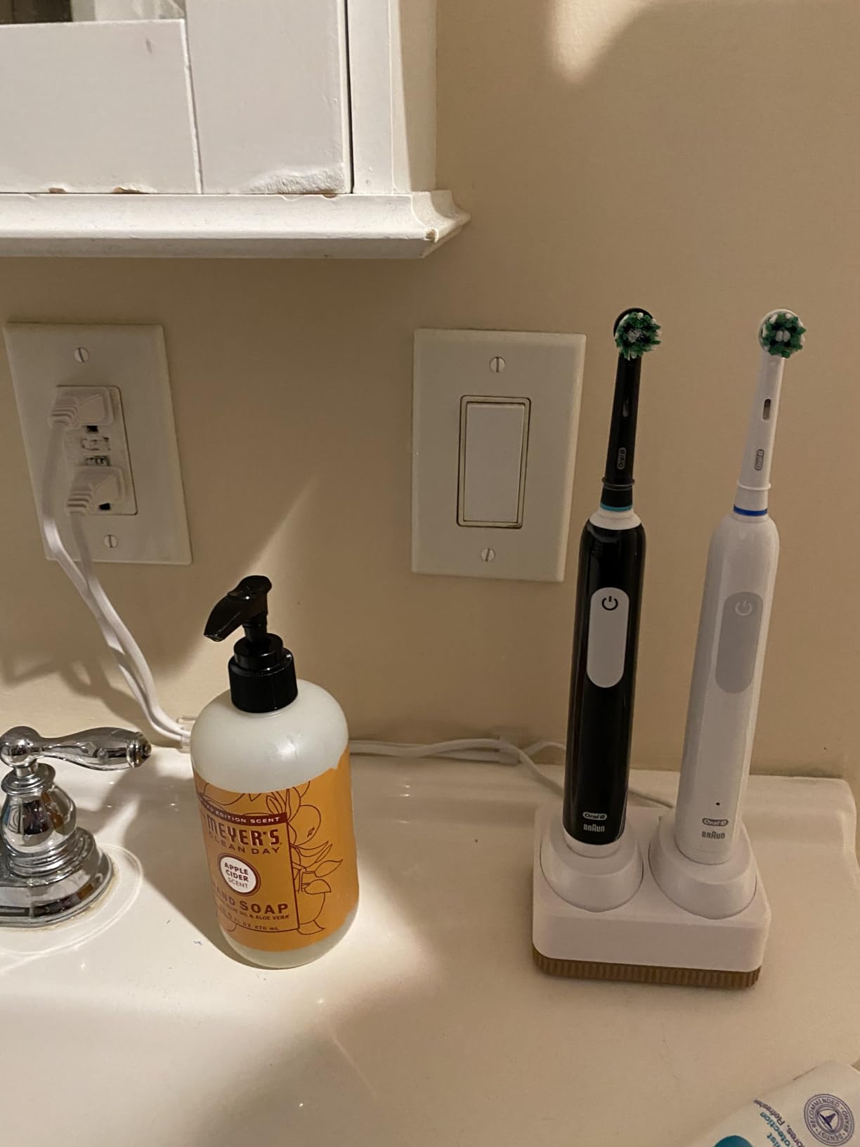 Oral-B Pro 1000 Rechargeable Electric Toothbrush, Black customer photo 2