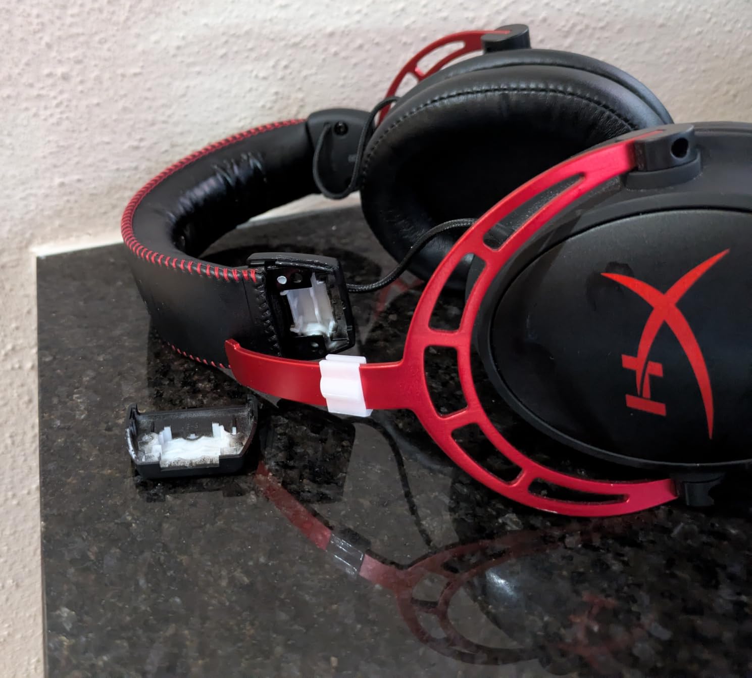 HyperX Cloud Alpha - Gaming Headset, Dual Chamber Drivers, Legendary Comfort, Aluminum Frame, Detachable Microphone, Works on PC, PS4, PS5, Xbox One, Xbox Series X|S, Nintendo Switch and Mobile – Red customer photo 1