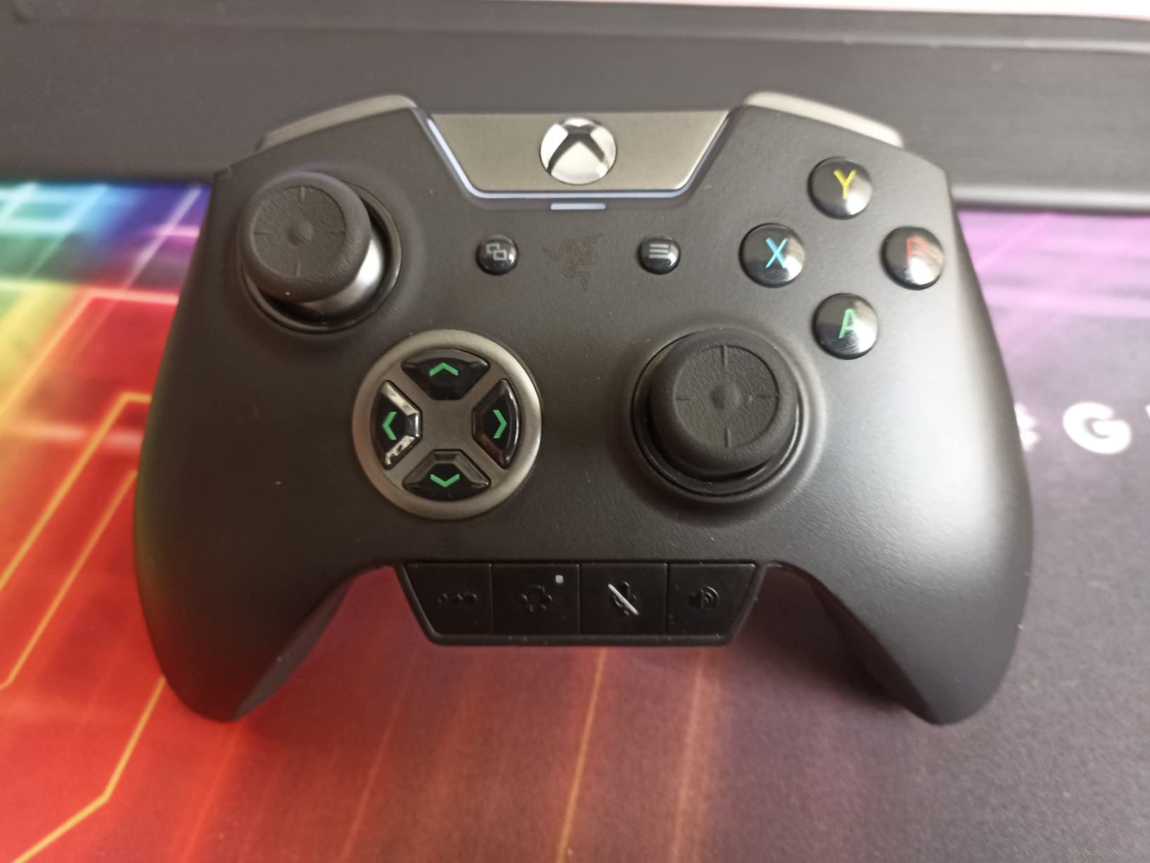 Razer Wolverine Ultimate Officially Licensed Xbox One Controller: 6 Remappable Buttons and Triggers - Interchangeable Thumbsticks and D-Pad - For PC, Xbox One, Xbox Series X & S - Black customer photo 1