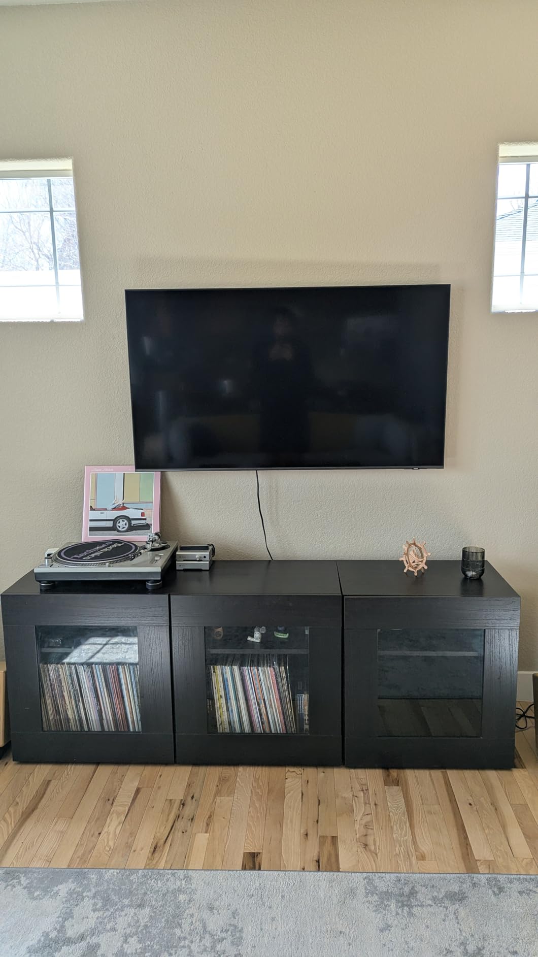 USX MOUNT UL Listed Full Motion TV Mount, Swivel Articulating Tilt TV Wall Mount for 26-65 Inch LED, 4K, Wall Mount Bracket with VESA 400x400mm Up to 77lbs, Perfect Center Design -XMM006-1 customer photo 1