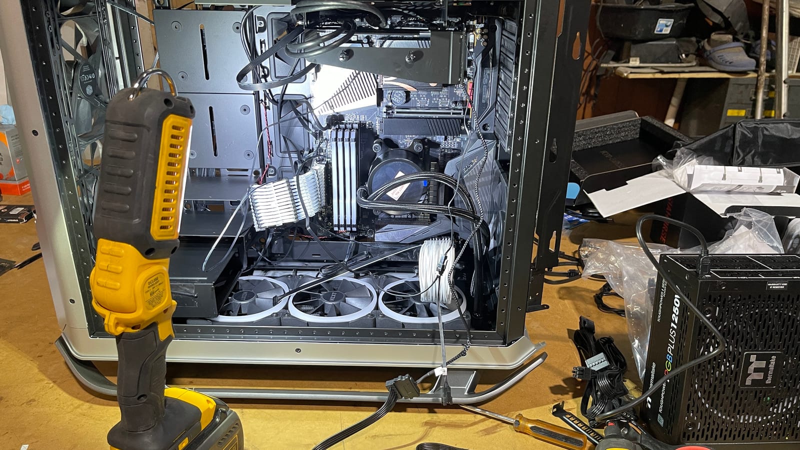 Cooler Master Cosmos C700M E-ATX Full-Tower, Curved Tempered Glass Panel, Riser Cable, Flexible Interior Layout, Diverse Liquid Cooling, Type-C, Customizable ARGB (MCC-C700M-MG5N-S00) customer photo 1