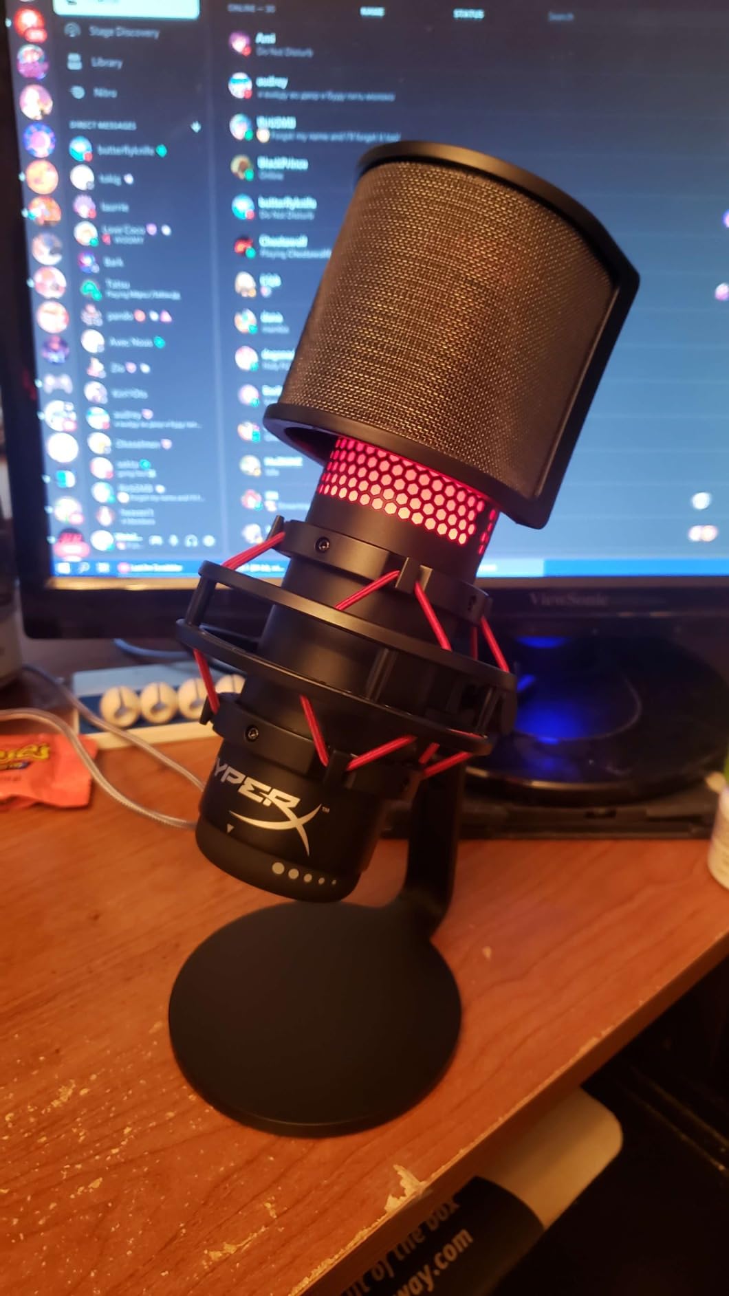HyperX QuadCast - USB Condenser Gaming Microphone, for PC, PS4, PS5 and Mac, Anti-Vibration Shock Mount, Four Polar Patterns, Pop Filter, Gain Control, Podcasts, Twitch, YouTube, Discord, Red LED customer photo 2