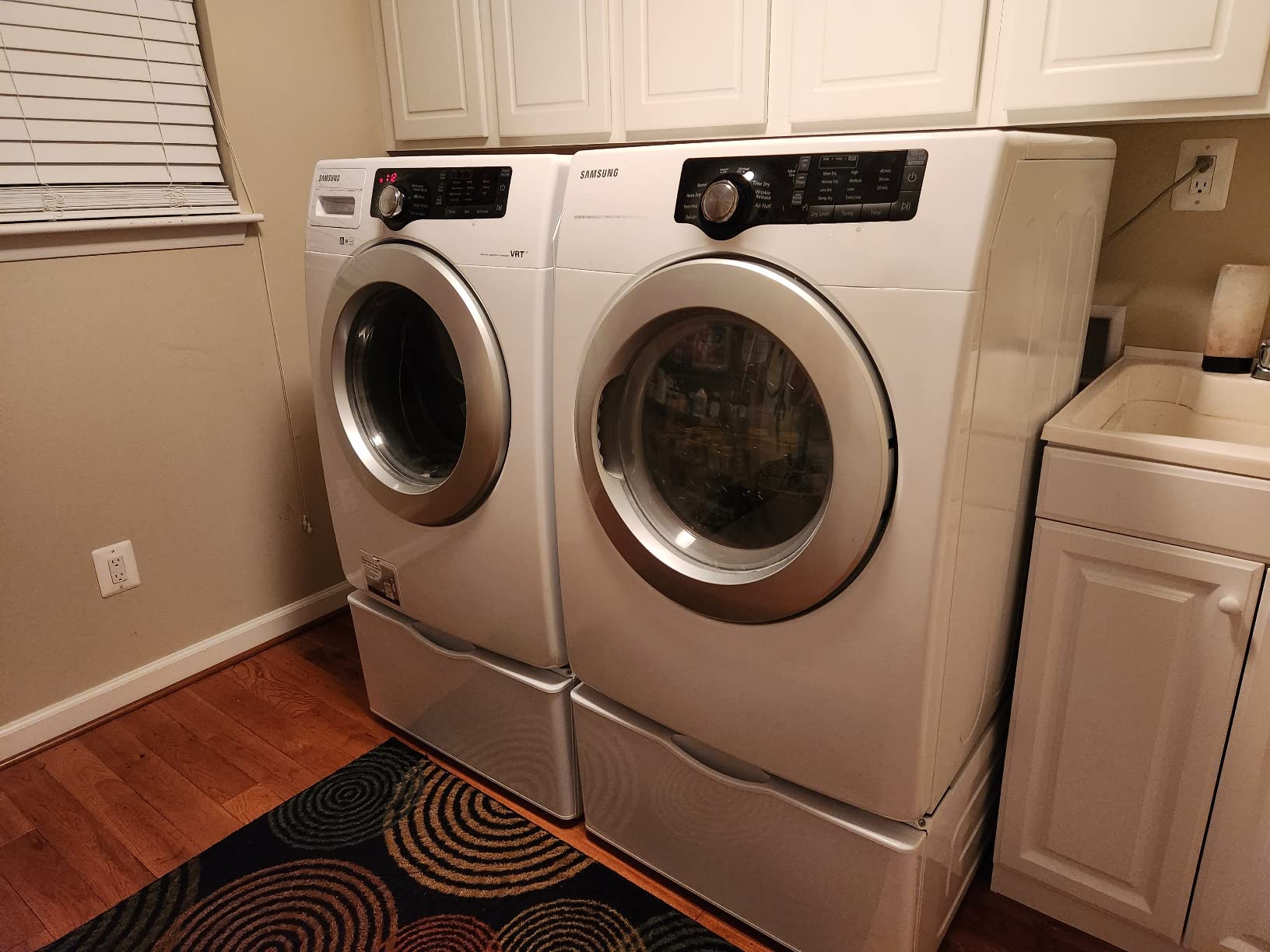 SAMSUNG 27-Inch Washer Dryer Pedestal Stand w/ Pull Out Laundry Storage Drawer, Stainless Steel, WE402NW/A3, White customer photo 1