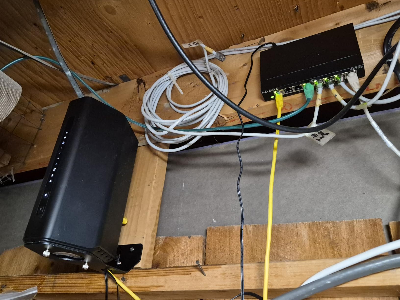 NETGEAR 5-Port Gigabit Ethernet Unmanaged Network Switch (GS305) customer photo 1