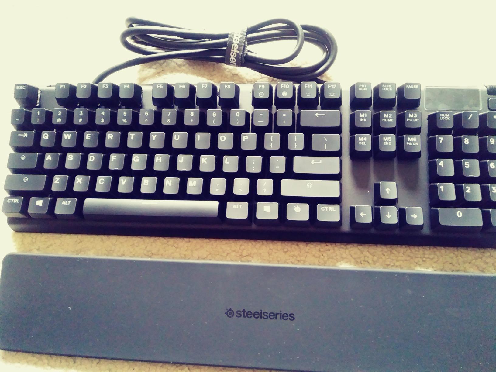 SteelSeries Apex 7 Mechanical Gaming Keyboard – OLED Smart Display – USB Passthrough and Media Controls – Linear , Quiet – RGB Backlit (Red Switch) customer photo 2