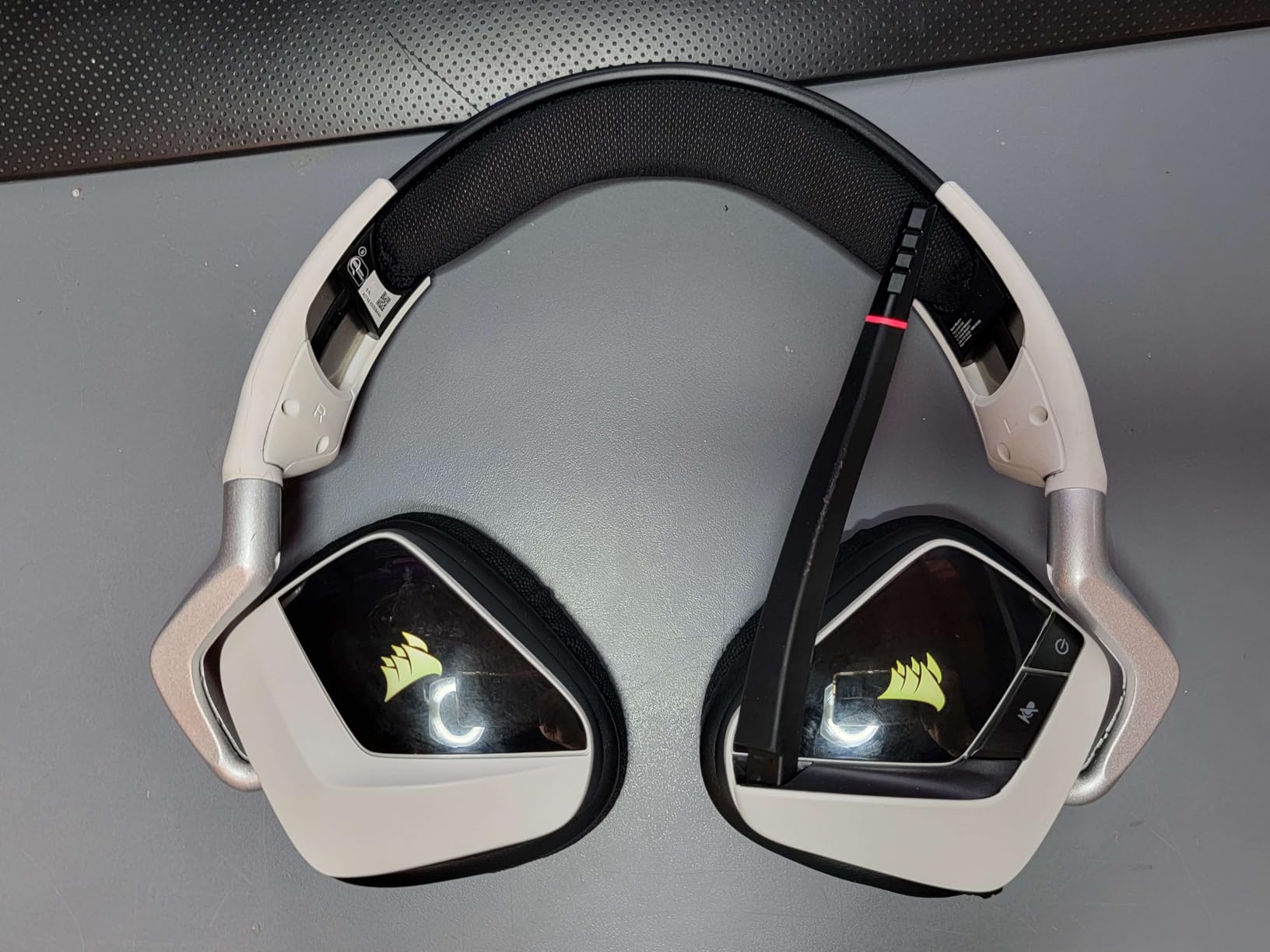 Corsair Void RGB Elite Wireless PC PS5 PS4 Mac Gaming Headset – White customer photo 2