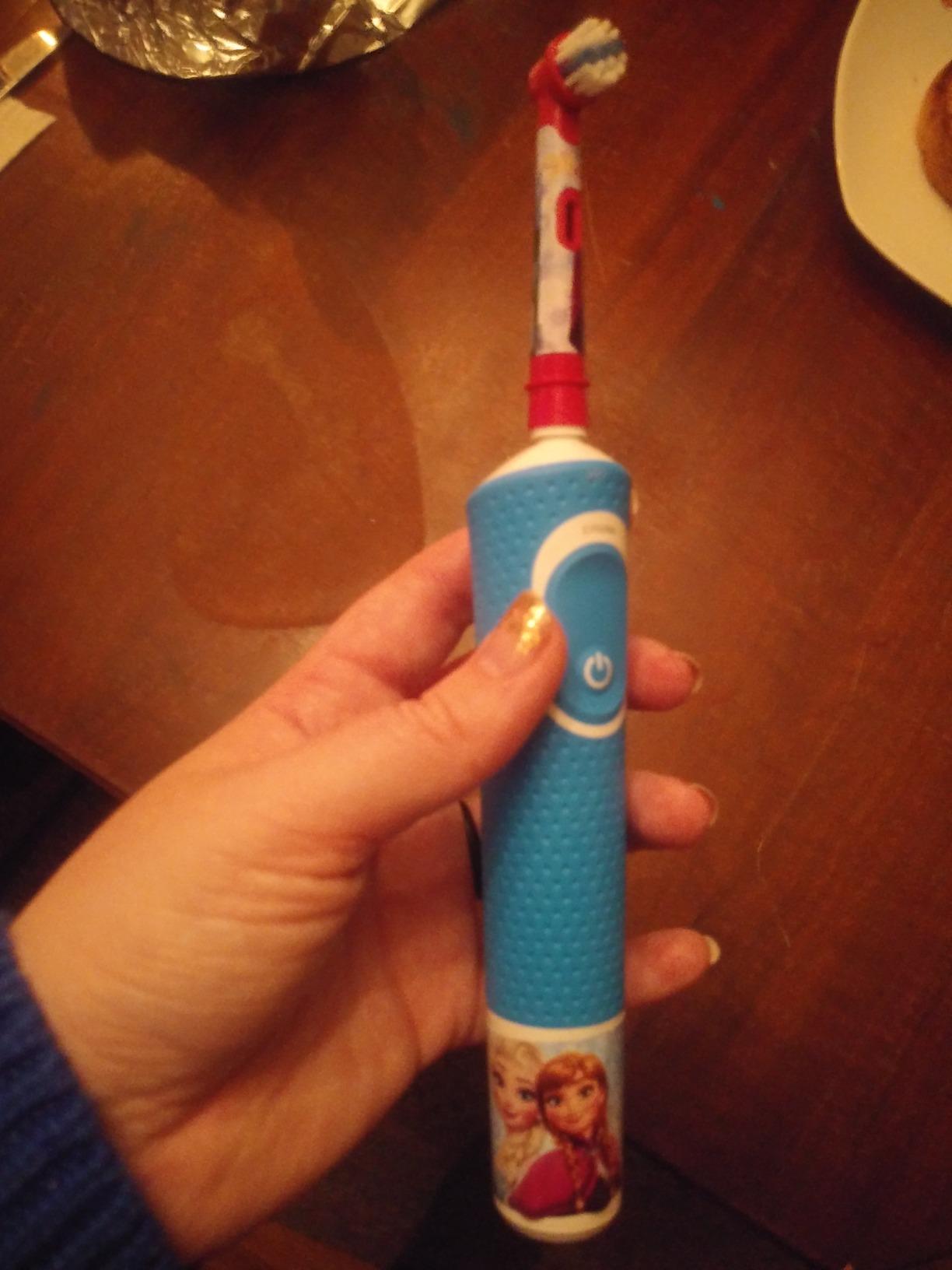 Oral-B Kids Electric Toothbrush Featuring Disney's Frozen for Kids 3+ customer photo 1