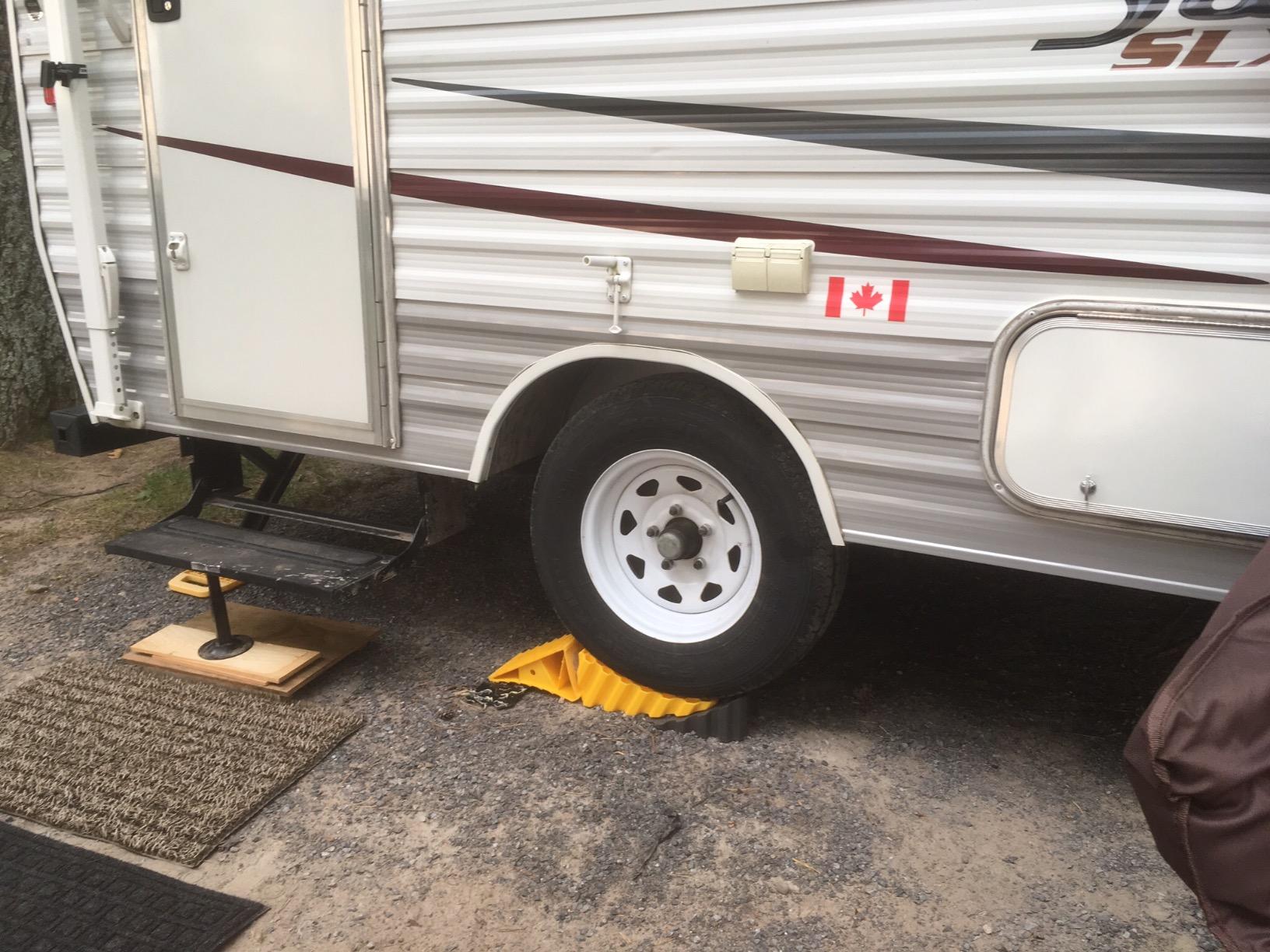 Camco Curved Camper/RV Leveler & Wheel Chock - Features Heavy Duty Honeycomb Design & Includes Non-Slip Rubber Grippers on Wheel Chock - Compatible w/Trailers Up to 30,000 lbs - 2-Pk (21021) customer photo 1