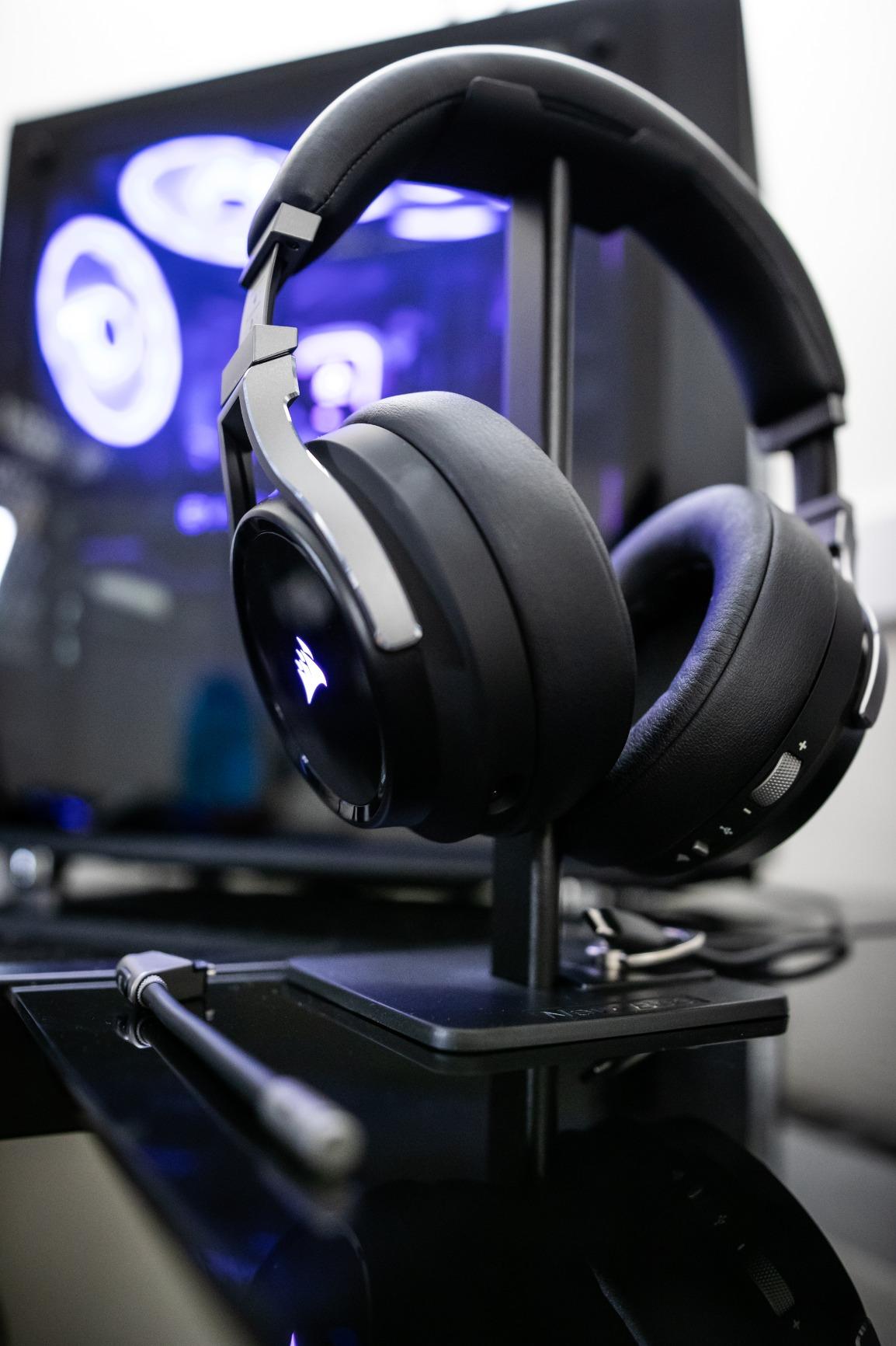 Corsair Virtuoso RGB Wireless Gaming Headset - High-Fidelity 7.1 Surround Sound w/Broadcast Quality Microphone - Memory Foam Earcups - 20 Hour Battery Life - Works with PC, PS5, PS4 – White, Premium customer photo 2