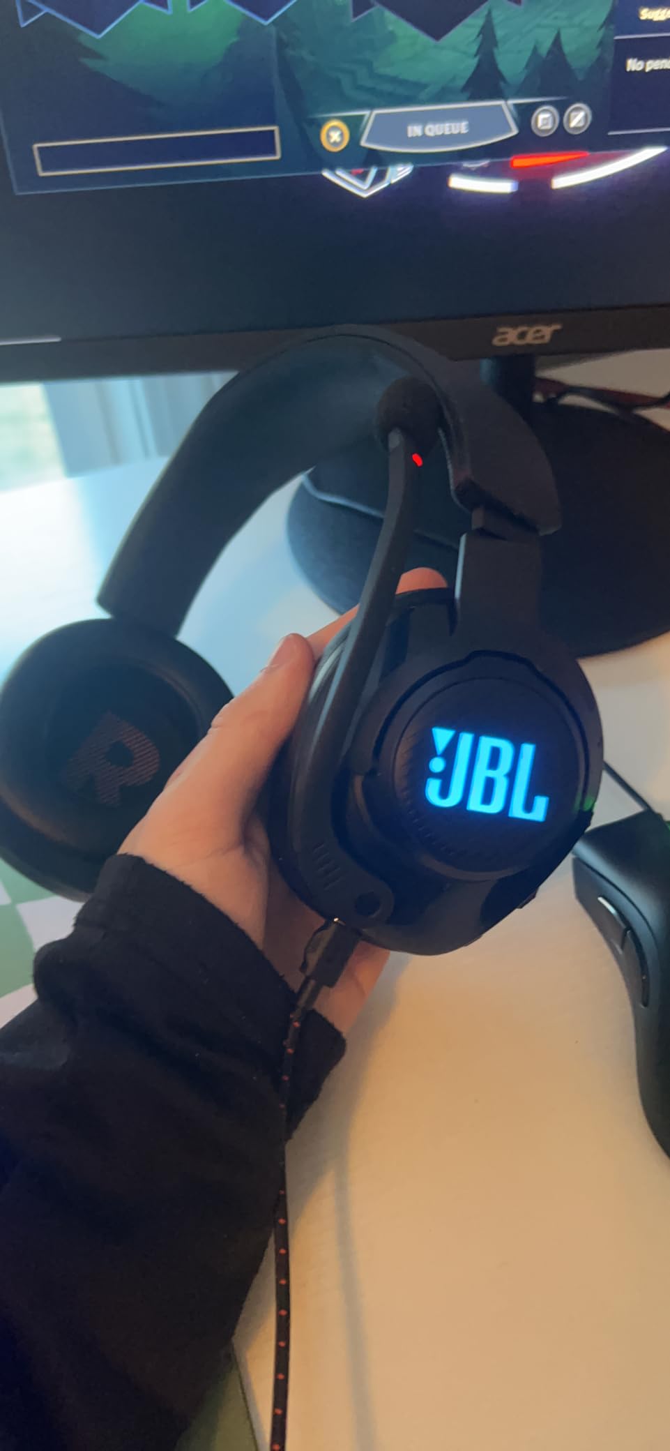 JBL Quantum 400 - Wired over-ear gaming headset with game-chat balance dial, JBL QuantumSURROUND and DTS, Voice focus directional flip-up mic and memory foam ear cushions (Black) customer photo 1