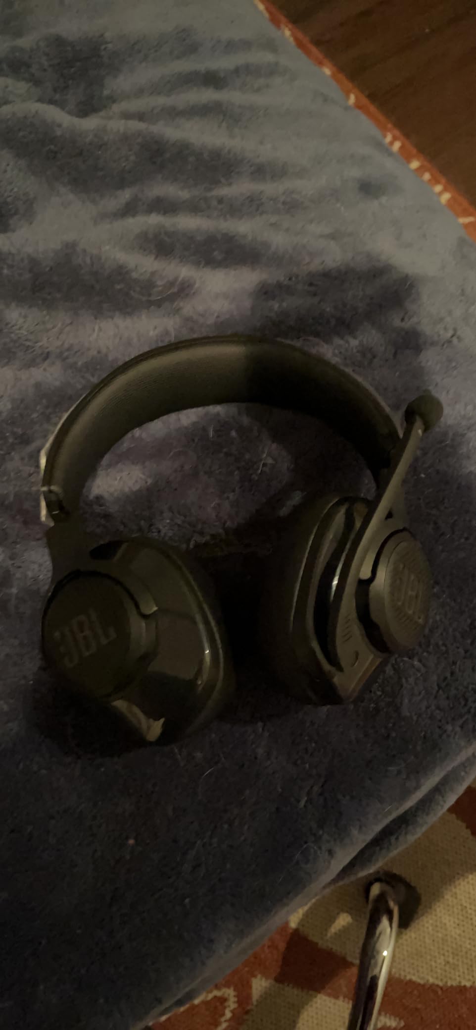 JBL Quantum 400 - Wired over-ear gaming headset with game-chat balance dial, JBL QuantumSURROUND and DTS, Voice focus directional flip-up mic and memory foam ear cushions (Black) customer photo 2