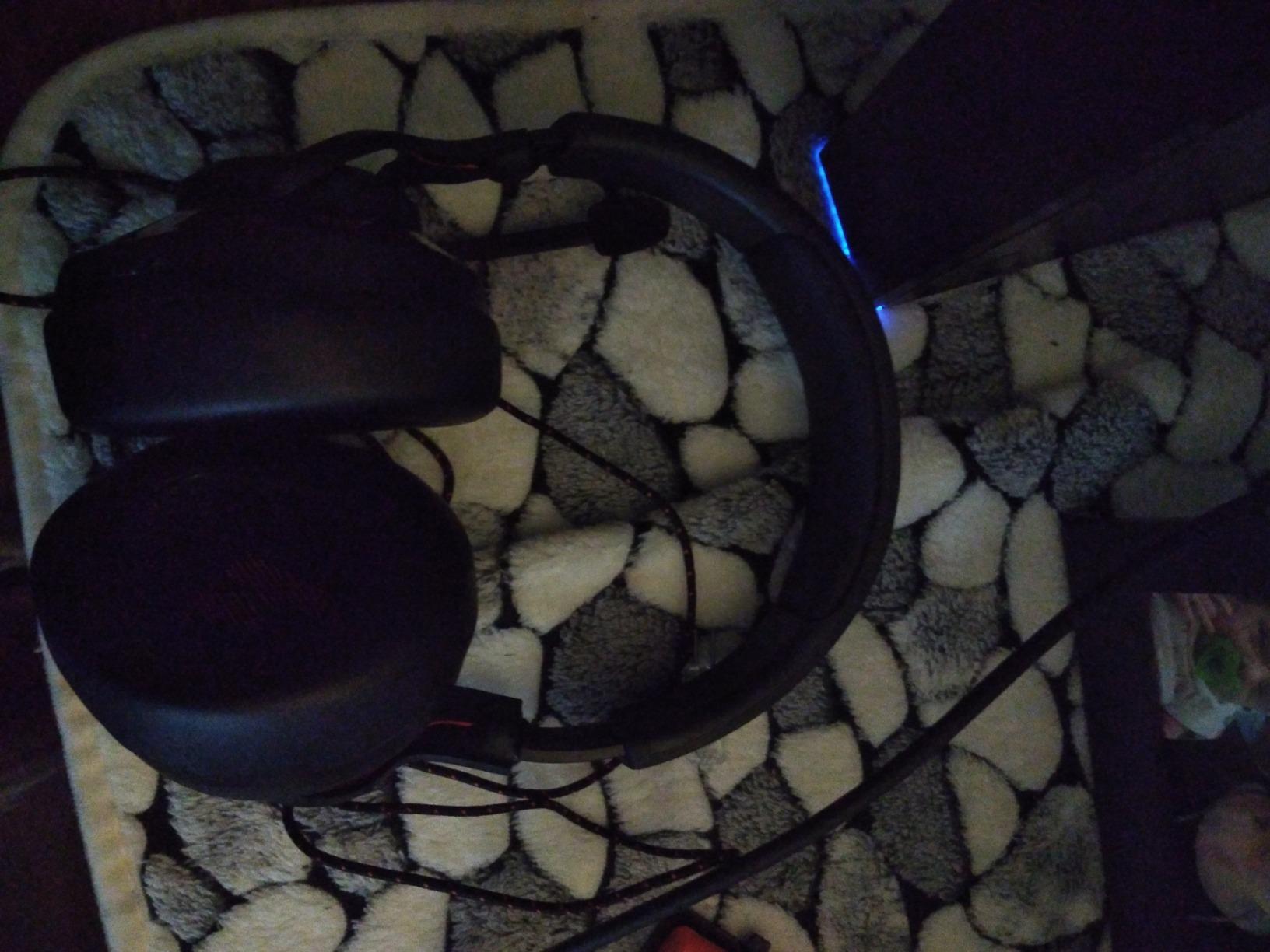 JBL Quantum 200 - Wired over-ear gaming headset with Voice focus directional flip-up mic and memory foam ear cushions (Black) customer photo 2