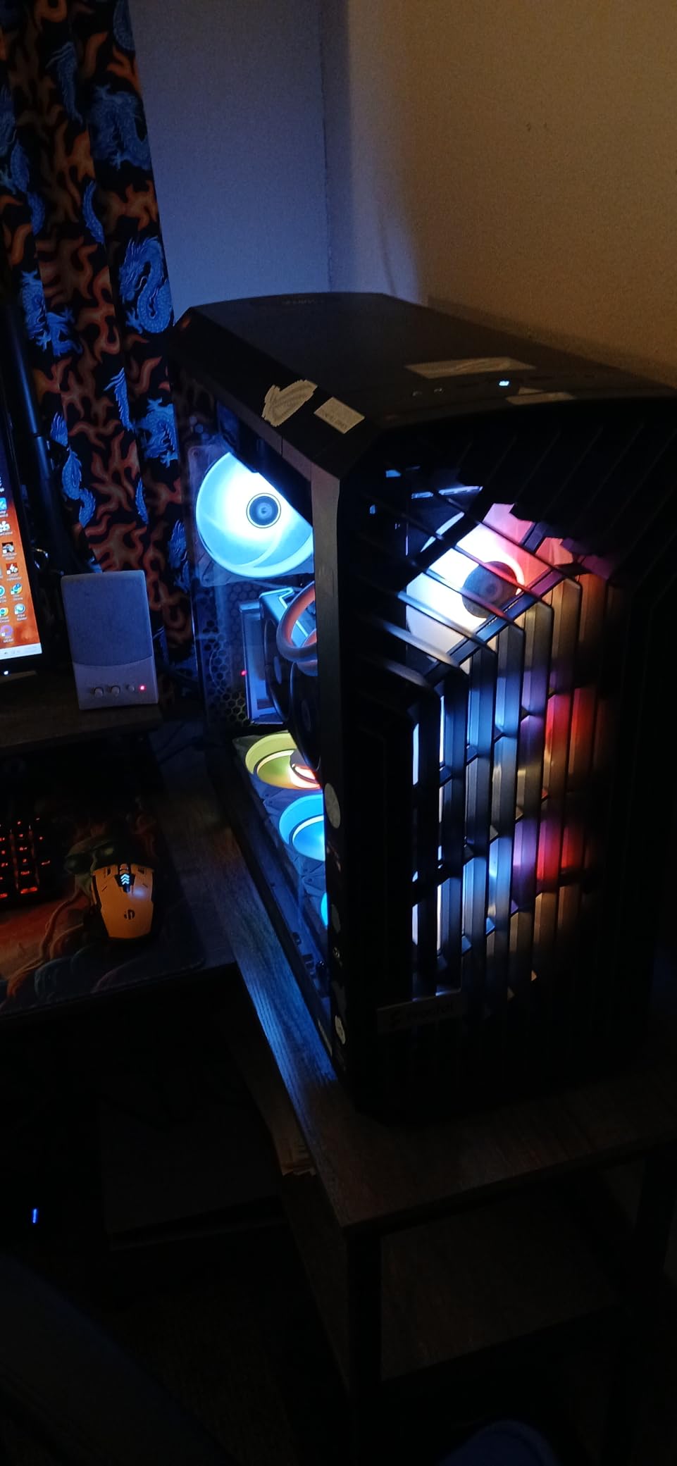 Fractal Design Torrent RGB Black - Light Tint Tempered Glass Panels - Open Grille for Maximum air Intake - Two 180mm RGB PWM and Three 140mm RGB Fans Included - ATX Airflow Mid Tower PC Gaming Case customer photo 2
