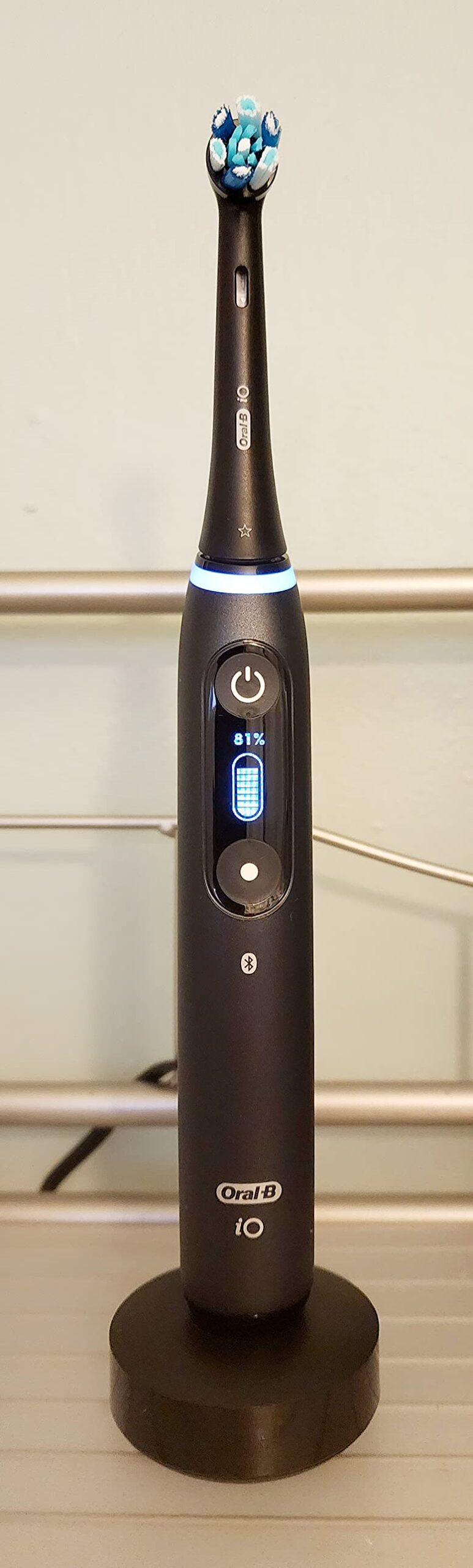 Oral-B Rechargeable Electric Toothbrush, iO7 Adaptable Clean, 5 Cleaning Modes, Visual Pressure Sensor to Protect Gums, Charging Travel Case, 2 Brush Heads, Black customer photo 1