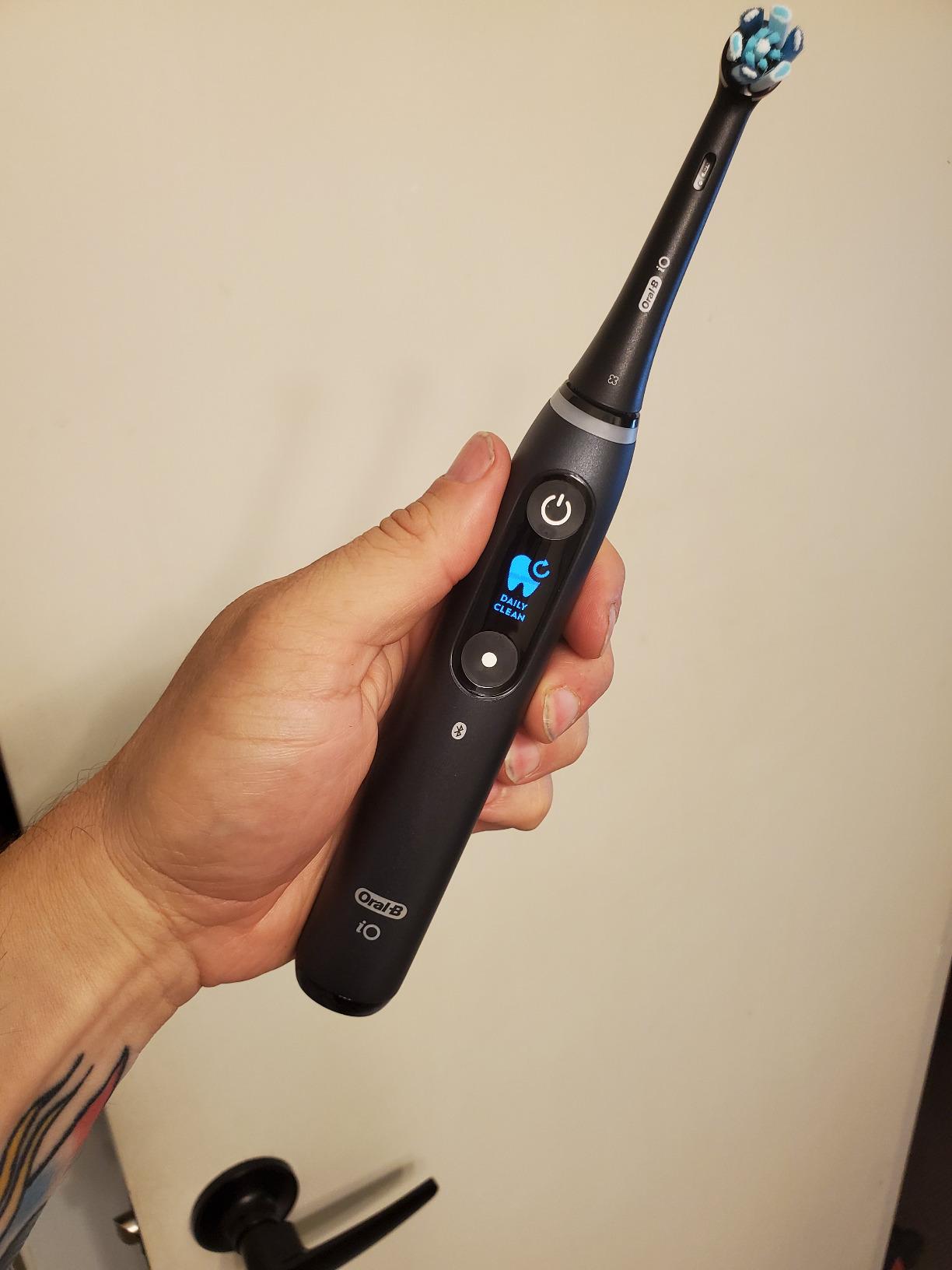 Oral-B Rechargeable Electric Toothbrush, iO7 Adaptable Clean, 5 Cleaning Modes, Visual Pressure Sensor to Protect Gums, Charging Travel Case, 2 Brush Heads, Black customer photo 2