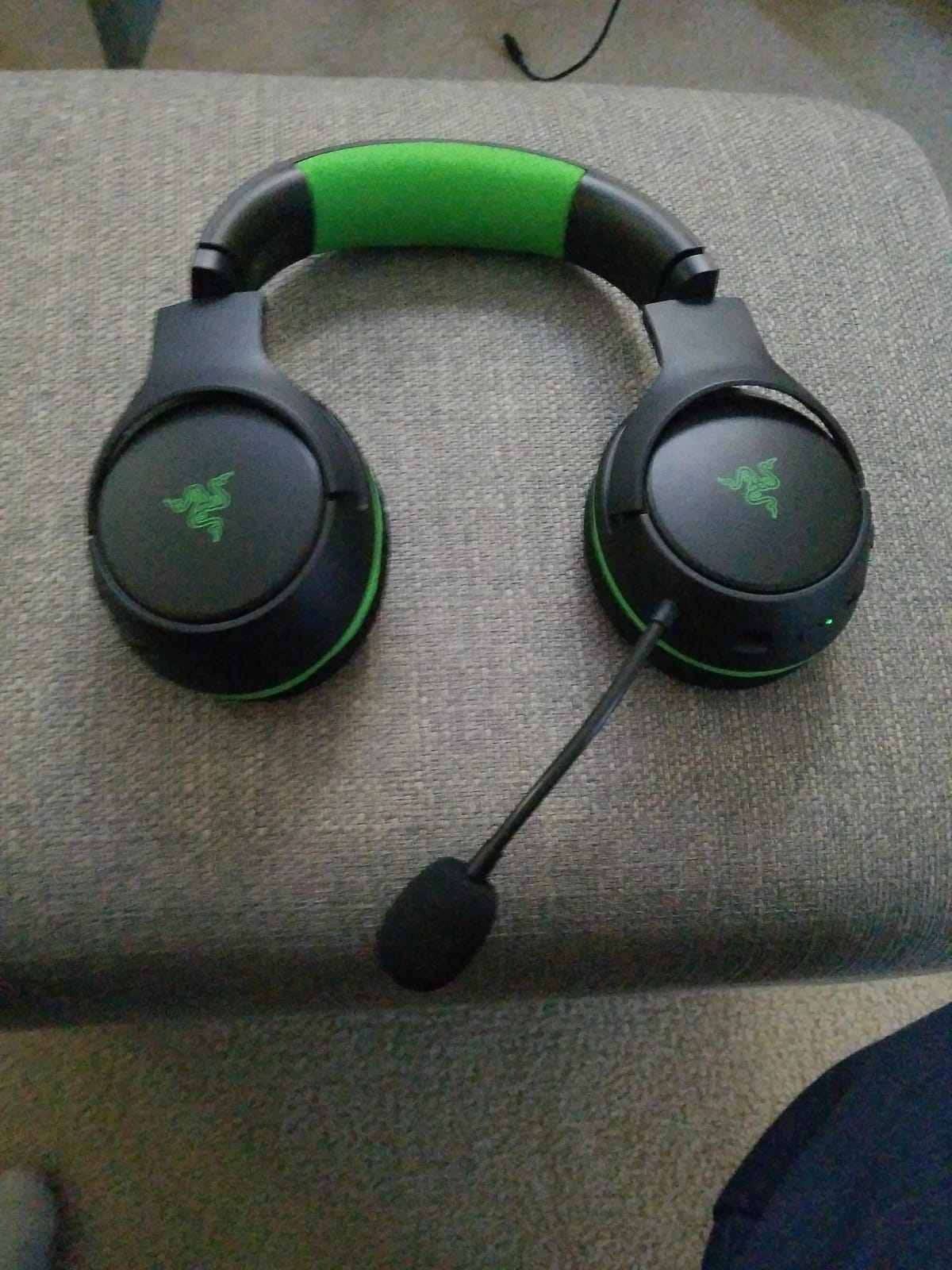 Razer Kaira Wireless Gaming Headset for Xbox Series X|S, Xbox One: Triforce Titanium 50mm Drivers - Cardioid Mic - Breathable Memory Foam Ear Cushions - EQ Pairing Button - Windows Sonic - Black customer photo 2