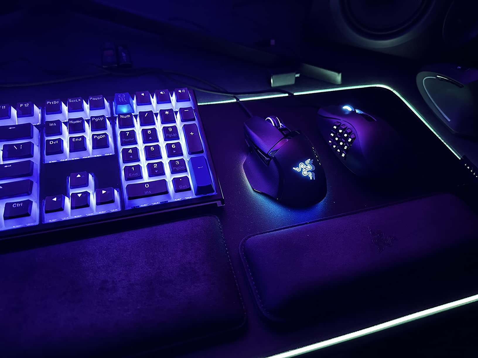 Razer Naga X Wired MMO Gaming Mouse: 18K DPI Optical Sensor - 2nd-gen Optical Switch - Chroma RGB Lighting - 16 Programmable Buttons - 85g - Classic Black customer photo 1