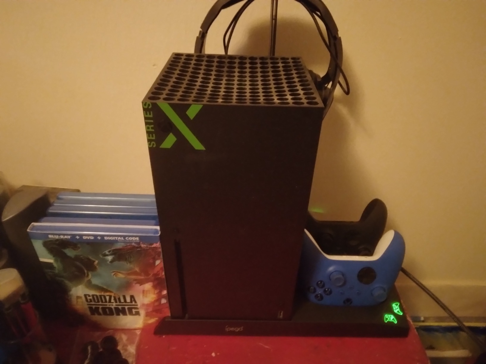 YUANHOT Vertical Xbox Series X Cooling Stand, Fan & 2-Battery Charger Dock customer photo 2