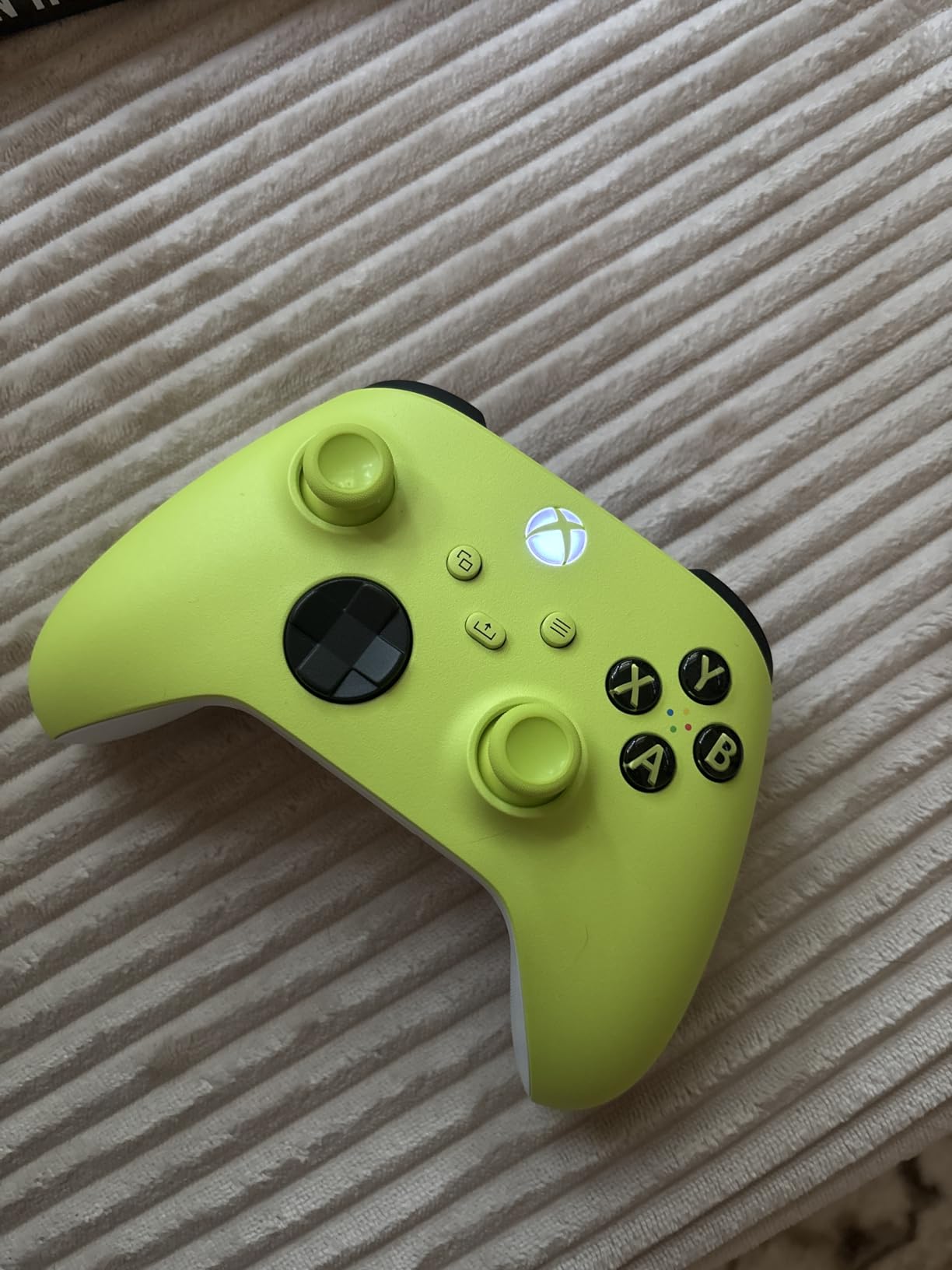 Xbox Wireless Gaming Controller | Electric Volt | Consoles, PCs, TVs, mobile, and more | Textured Grip | Wireless, Bluetooth, USB-C Connectivity customer photo 1