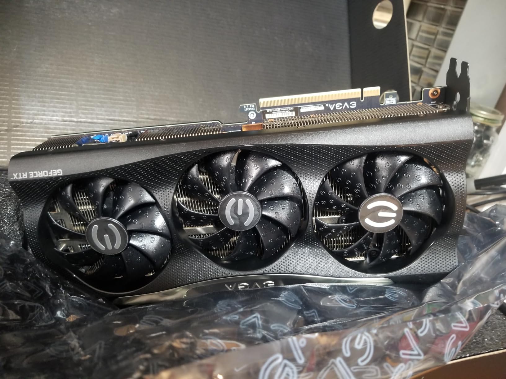 EVGA GeForce RTX 3090 FTW3 Ultra Gaming, 24GB GDDR6X, 10496 CUDA Cores, 1800MHz Boost Clock, 3x Fans, ARGB LED, Metal Backplate, PCIe 4, HDMI, DisplayPort, Desktop Compatible customer photo 1