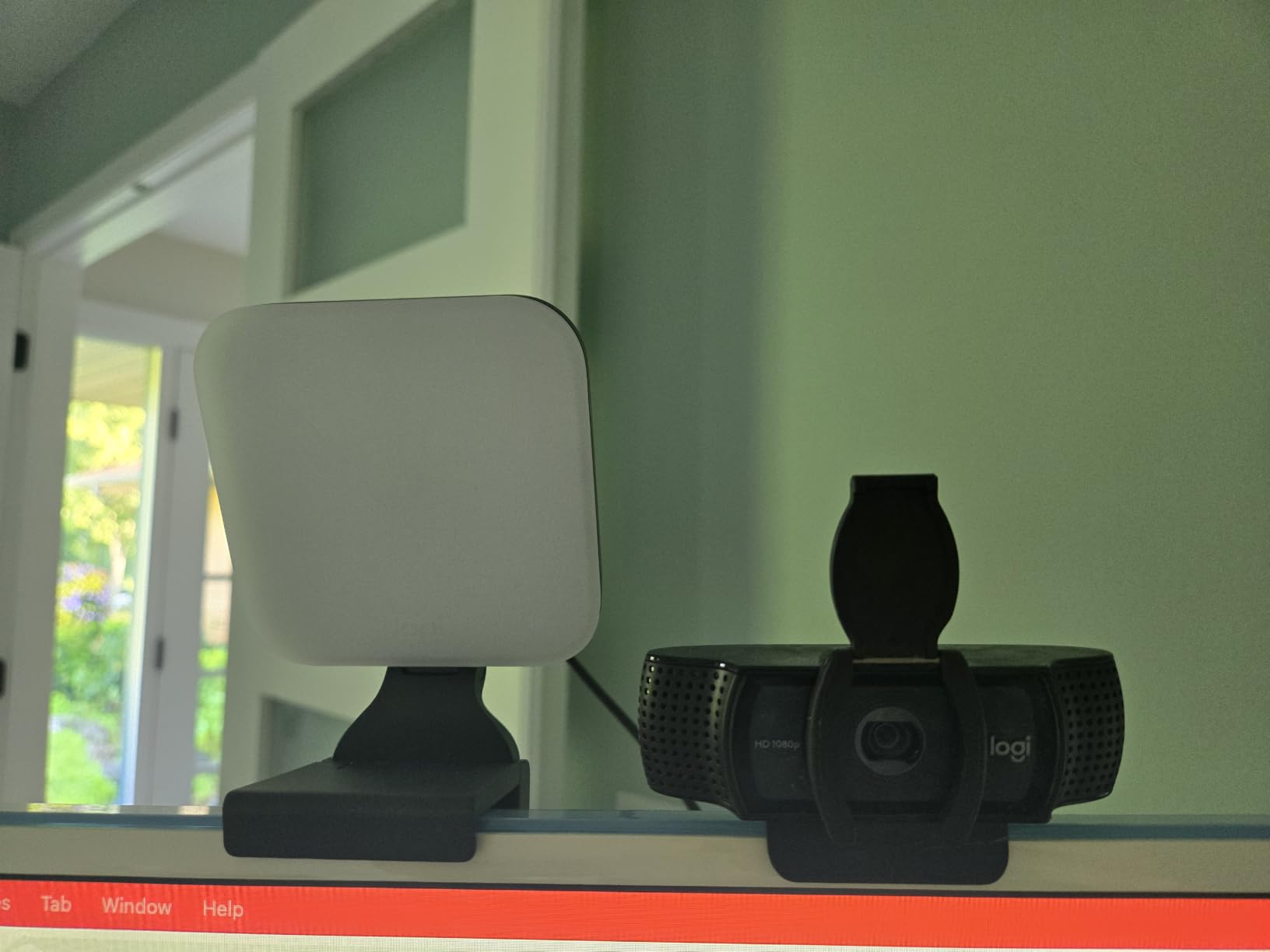 Logitech for Creators Litra Glow Premium LED Streaming Light - Graphite customer photo 2