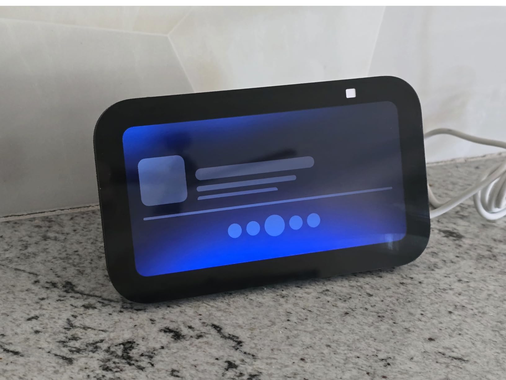 Amazon Echo Show 5 (newest model), Smart display, Designed for Alexa+, 2x the bass and clearer sound, Charcoal customer photo 2