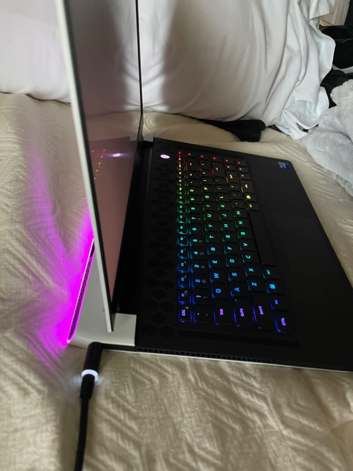 Alienware X15 R2 Gaming Laptop - 15.6-inch FHD 360Hz 1ms Display, Intel Core i7-12700H, 16GB RAM, 512GB SSD, NVIDIA GeForce RTX 3070Ti 8GB GDDR6, USB-C, WiFi 6, Bluetooth, Windows 11 Home - White customer photo 1