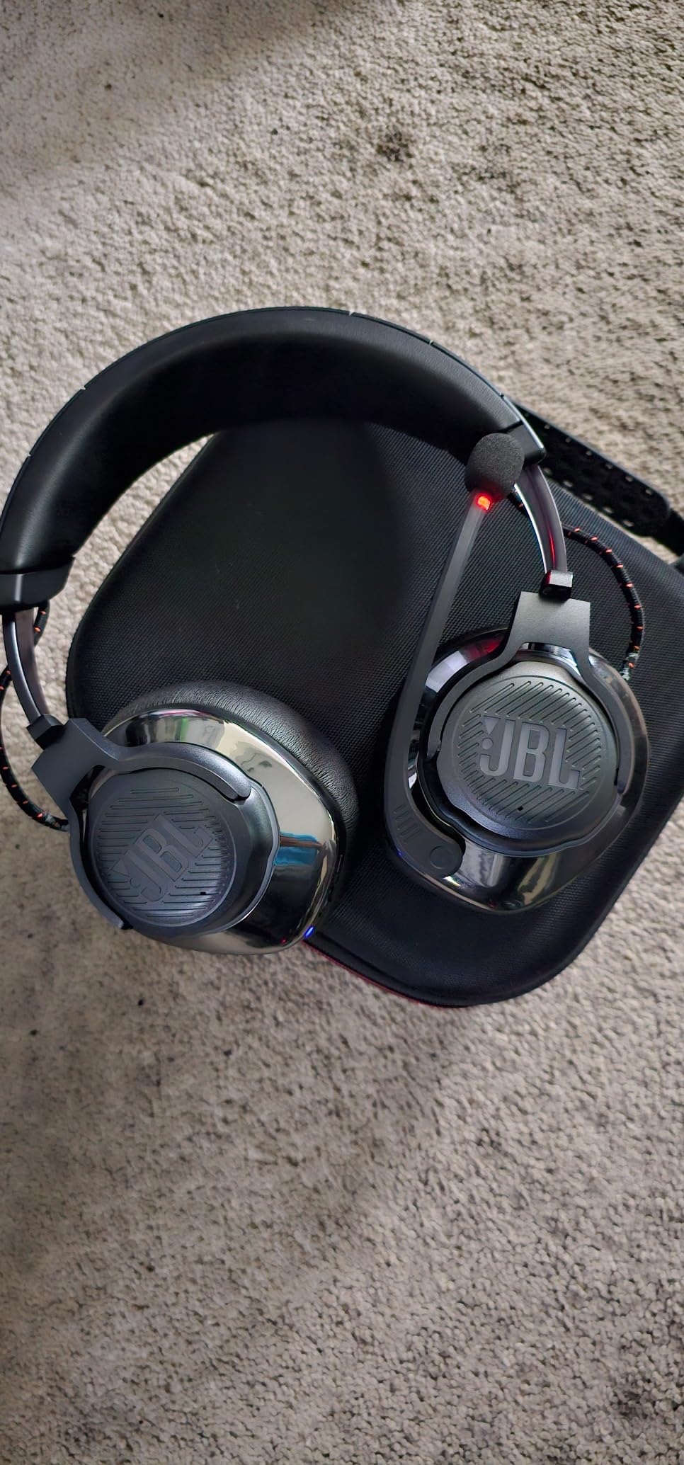 JBL Quantum 810 Wireless - Wireless over-ear performance gaming headset with Active Noise Cancelling and Bluetooth, up to 43 hours of battery life, Hi-Res 50mm drivers (Black) customer photo 2
