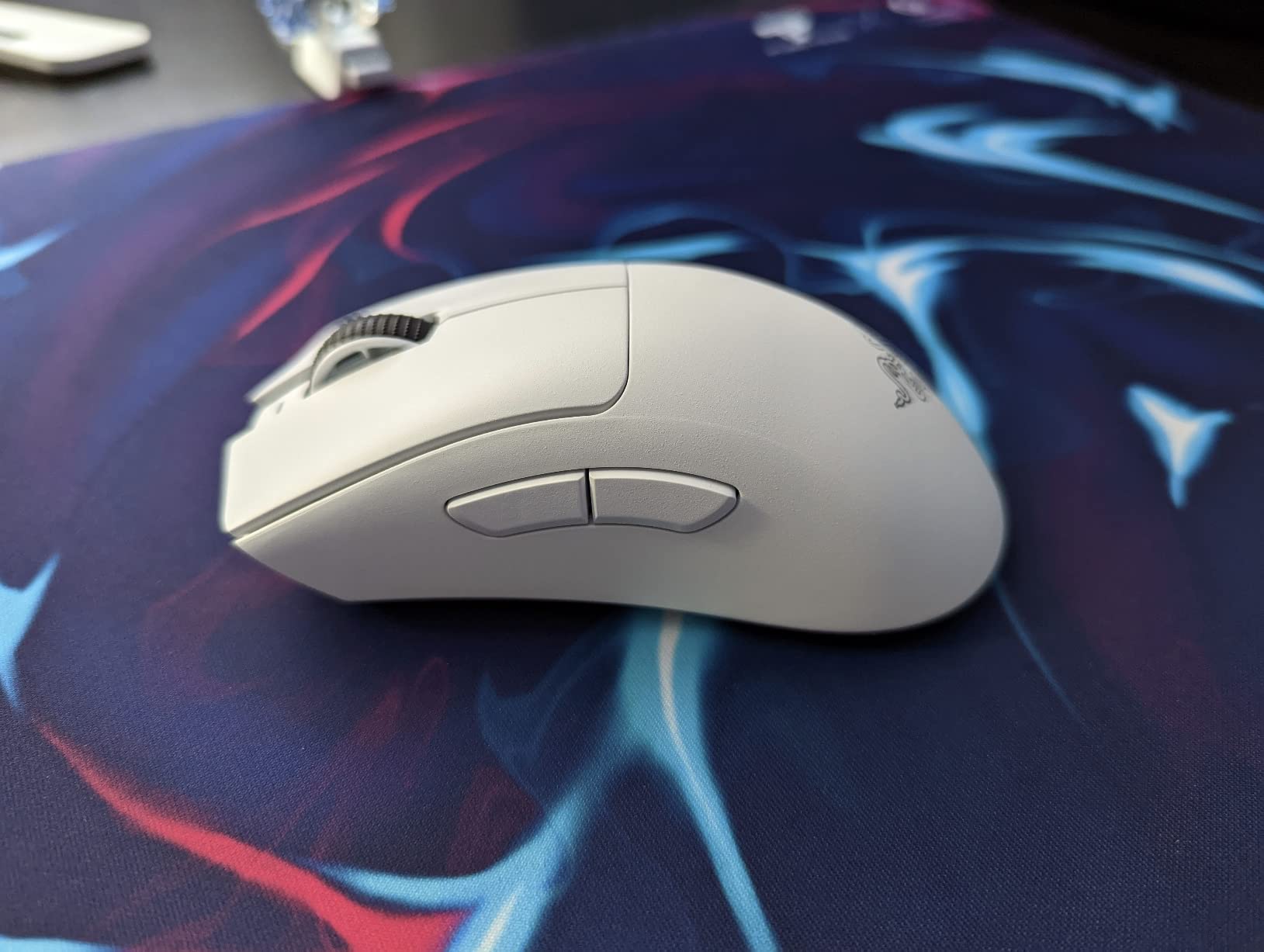 Razer DeathAdder V3 Pro Wireless Gaming Mouse, 64g, 90 Hr Battery, White customer photo 1