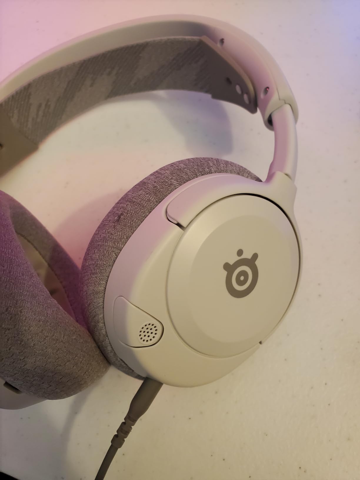 SteelSeries Arctis Nova 1P Multi-System Gaming Headset — Hi-Fi Drivers — 360° Spatial Audio — Comfort Design — Durable — Lightweight — Noise-Cancelling Mic — PS5/PS4, PC, Xbox, Switch - White customer photo 1