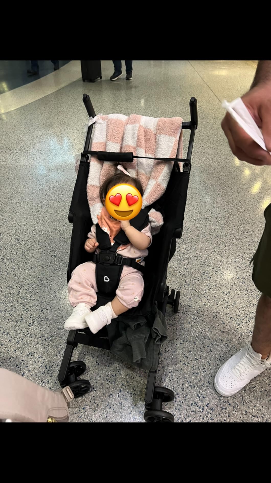 Munchkin Sparrow Travel Baby Stroller for Babies and Toddlers, Ultra Compact and Lightweight, Great for Airplane and Everyday Car Trips, Black customer photo 2