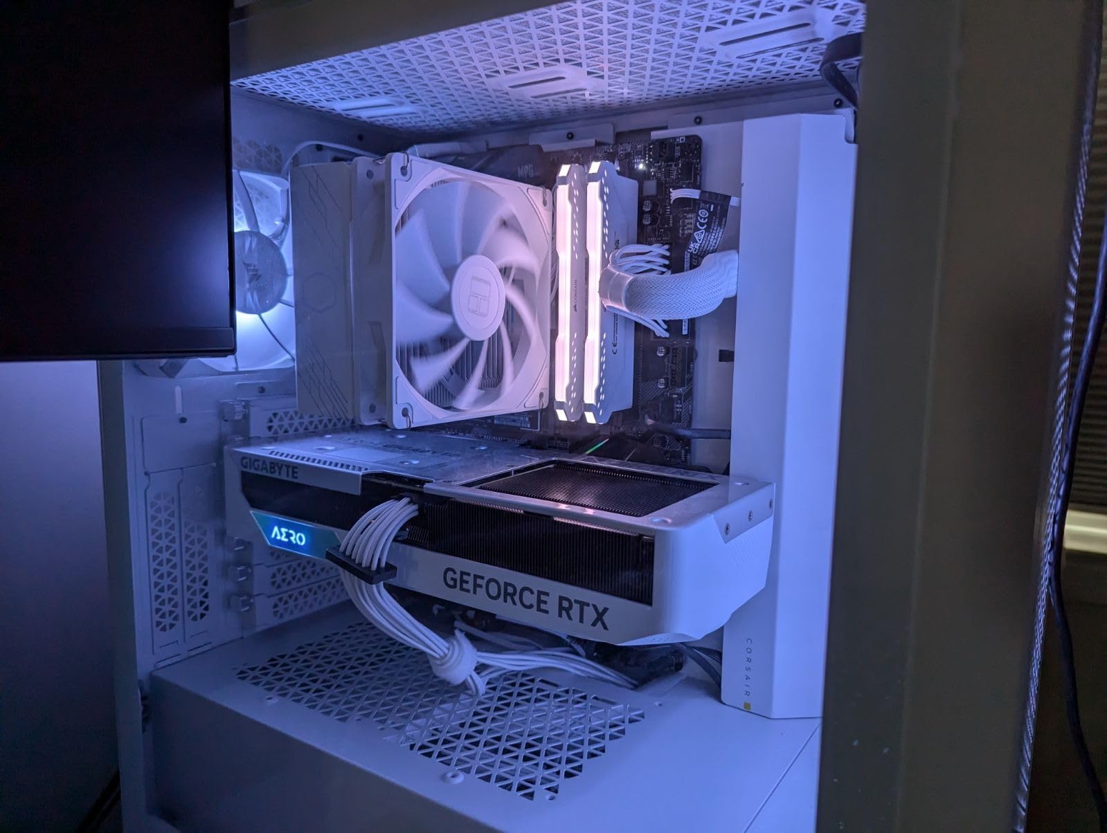 Corsair iCUE 4000D RGB Airflow Mid-Tower Case - 3X AF120 RGB Elite Fans - iCUE Lighting Node PRO Controller - High-Airflow Design - CORSAIR RapidRoute Cable Management System - True White customer photo 1
