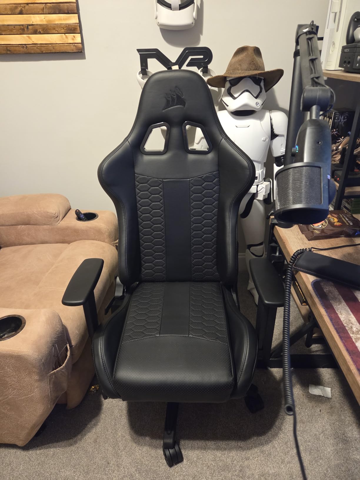 Corsair TC100 Relaxed Gaming Chair - Leatherette - Racing-Inspired Design - Lumbar Pillow - Detachable Memory Foam Neck Pillow - Adjustable Seat Height - Adjustable Armrests - Black customer photo 2