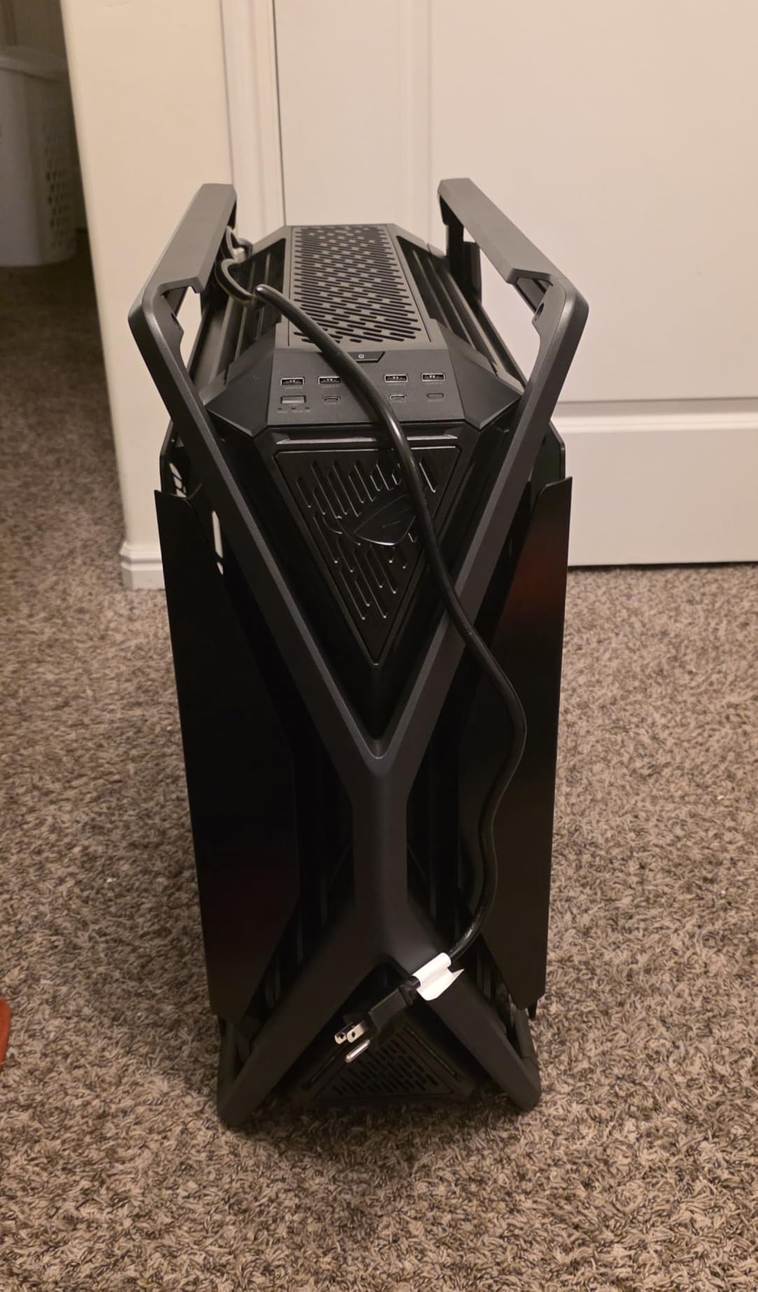 ASUS ROG Hyperion GR701 E-ATX Full-Tower Gaming PC Case customer photo 1