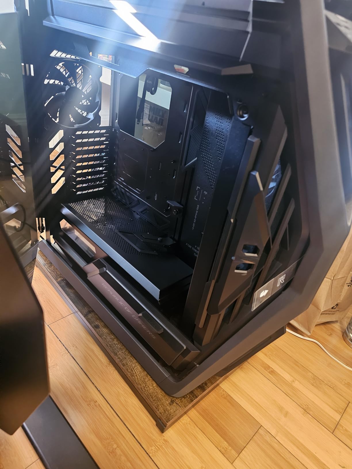 ASUS ROG Hyperion GR701 E-ATX Full-Tower Gaming PC Case customer photo 2