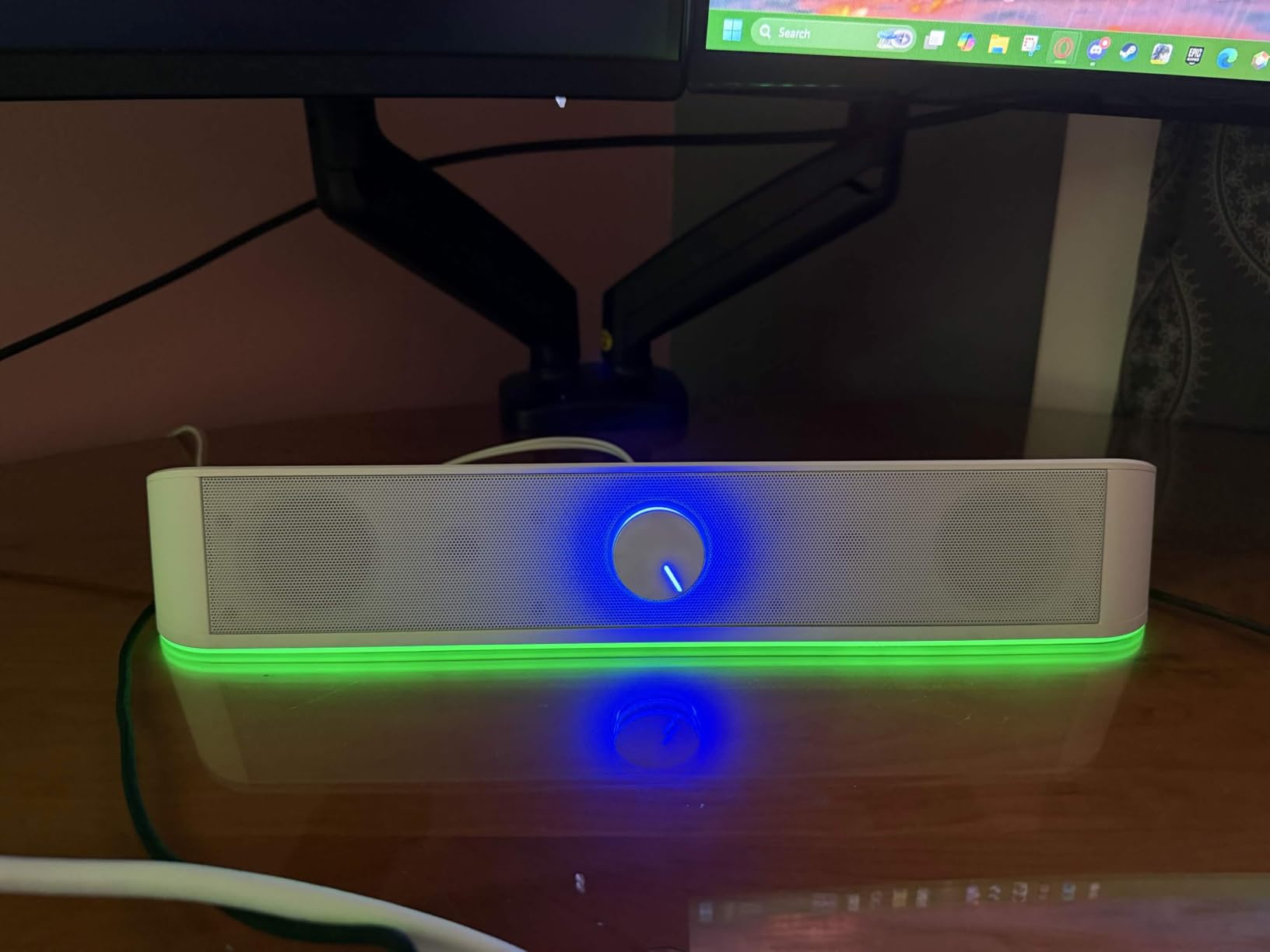 Redragon GS560 RGB Desktop Soundbar, Dynamic Lighting Bar with Audio Sync customer photo 1