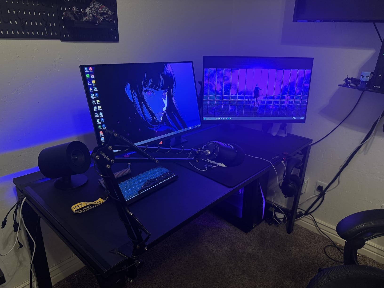 Secretlab Magnus Metal Desk with Stealth Leatherette Mat, Ultra-Durable customer photo 1
