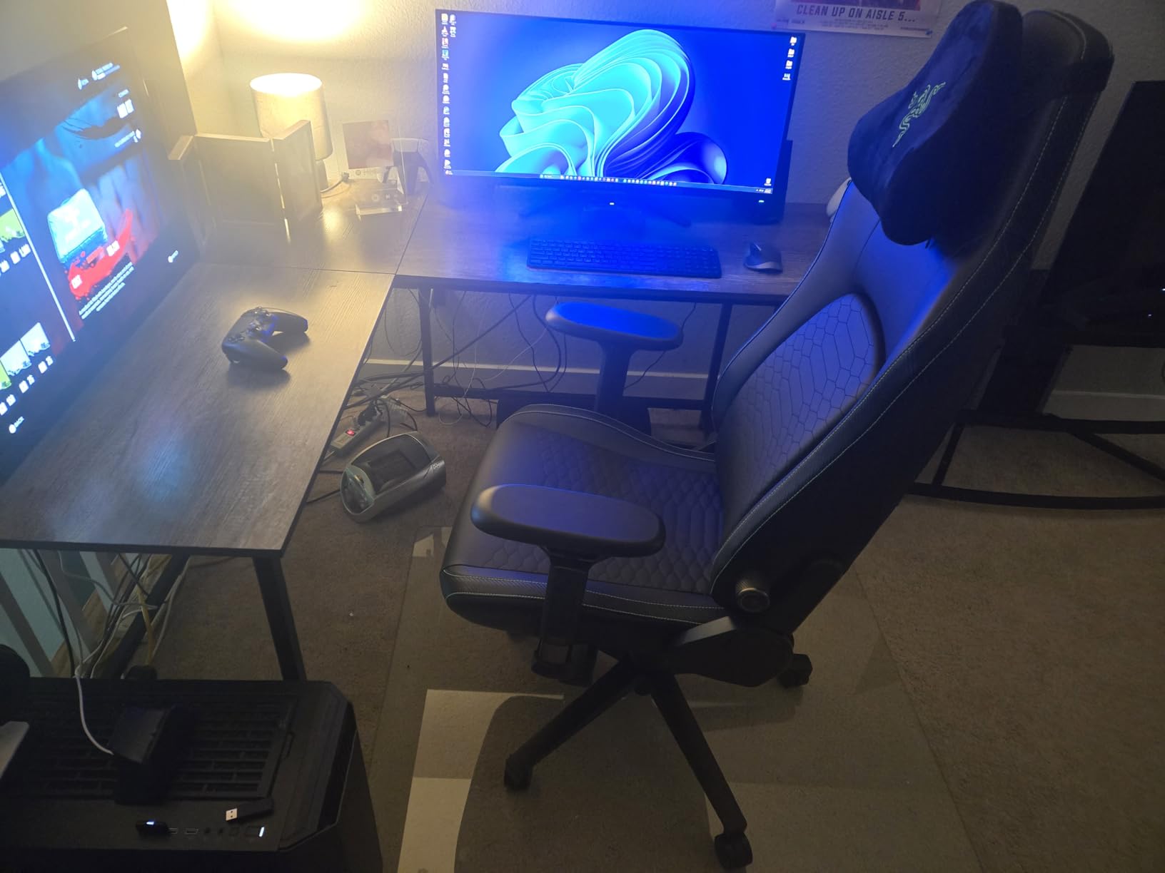 Razer Iskur V2 Gaming Chair: Adaptive Lumbar Support - Adjustable Lumbar Curve - High Density Foam Cushions - Reactive Seat Tilt &152-degree Recline - 4D Armrests - Synthetic Leather - Black/Green customer photo 1