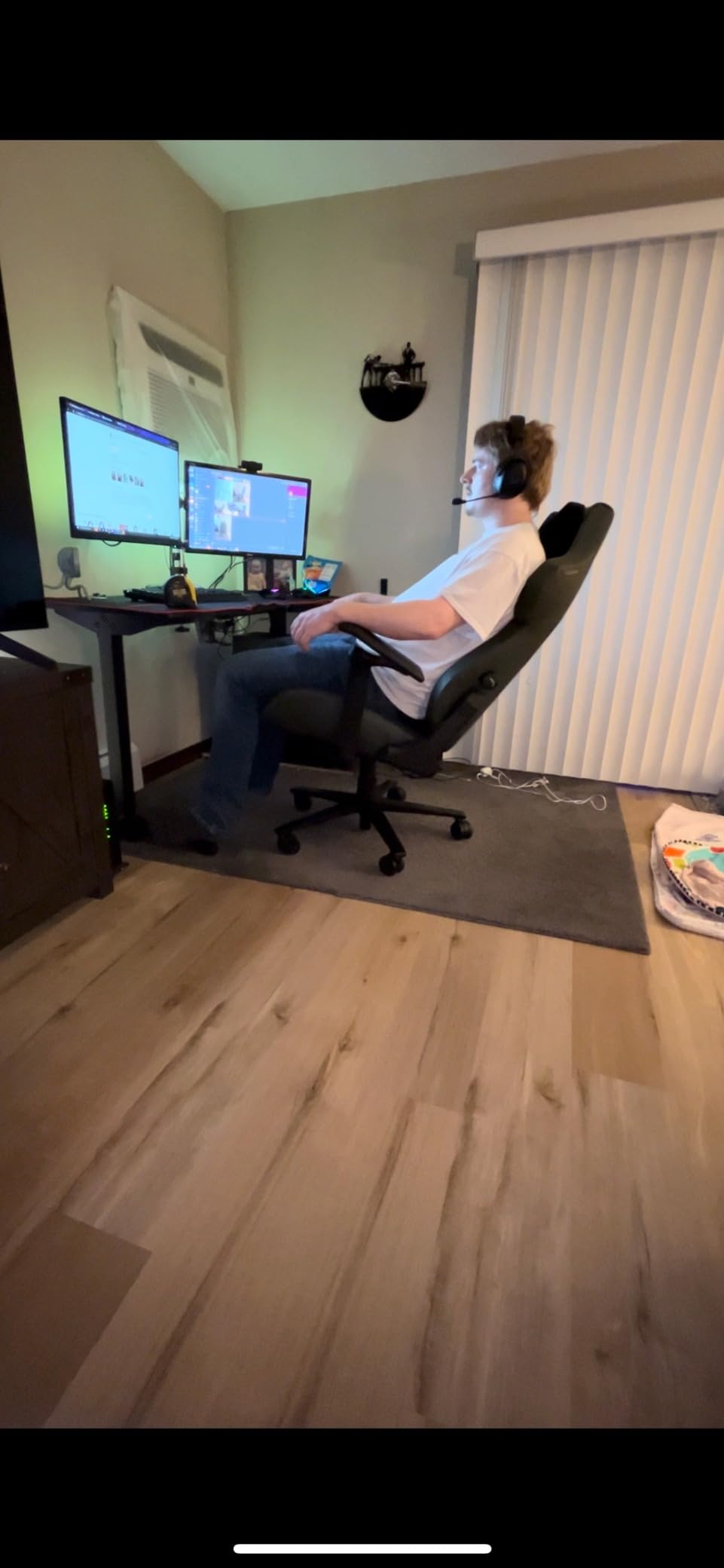 Corsair TC500 Luxe Gaming Chair – Premium Breathable Fabric – Wide Seat – Five-Way Adjustable Armrests – Adjustable Built-in Lumbar Support – 90-135 Degree Recline – Frost customer photo 1