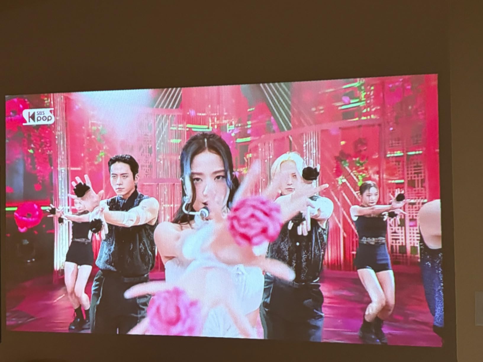 Dangbei Freedo Portable Projector 1080P, GTV with Licensed Netflix, 2.5hrs Battery, 450 ISO Lumens, 180-inch Display, Dolby Audio, DLP Min Projector with Wifi and Bluetooth, HRD10 customer photo 1