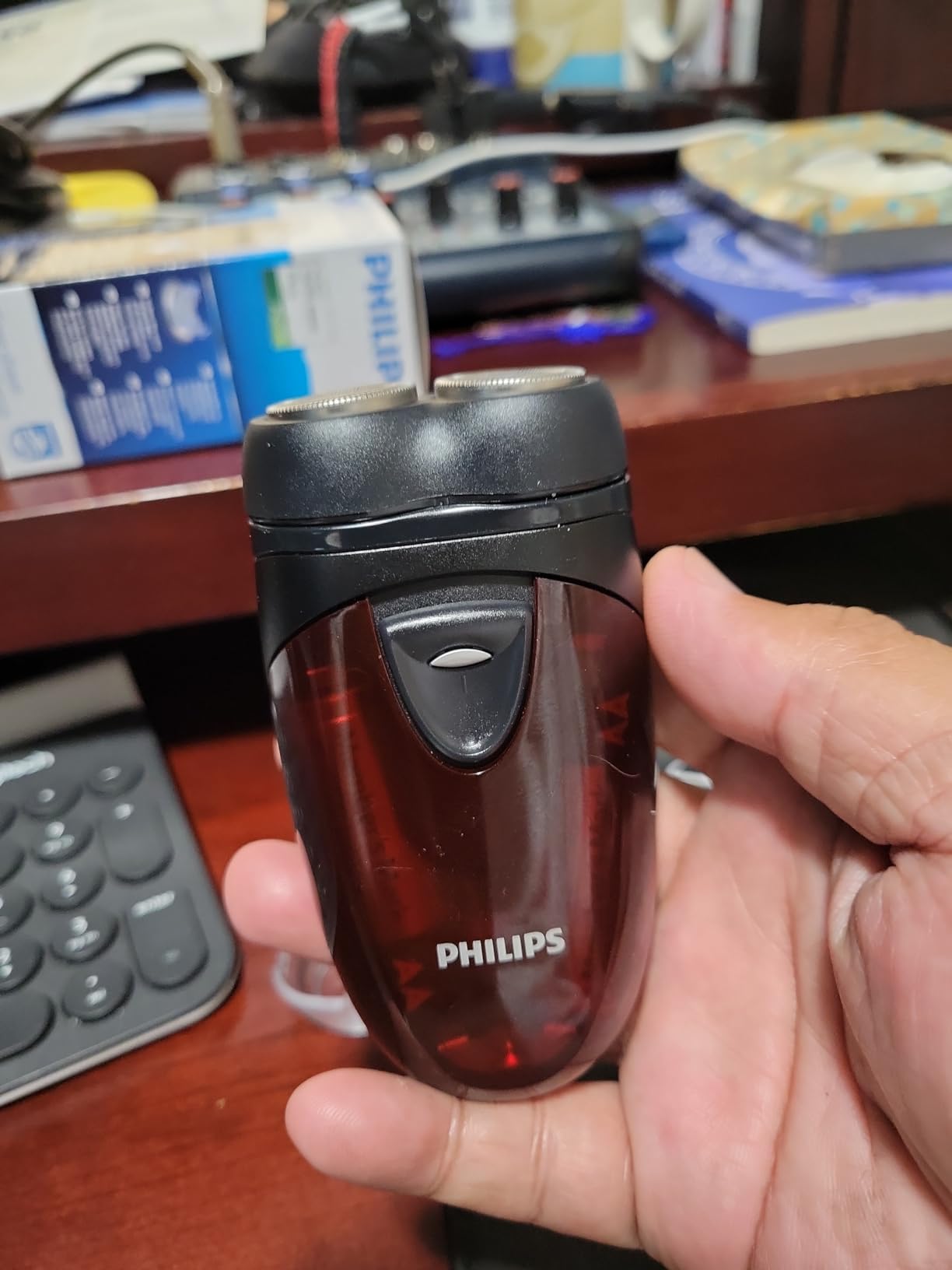 Philips Portable Shaver, On-The-Go Wet and Dry Electric Shaver, ComfortCut Blade System, 3D Floating Heads, Compact Design, Powerful Battery, customer photo 1
