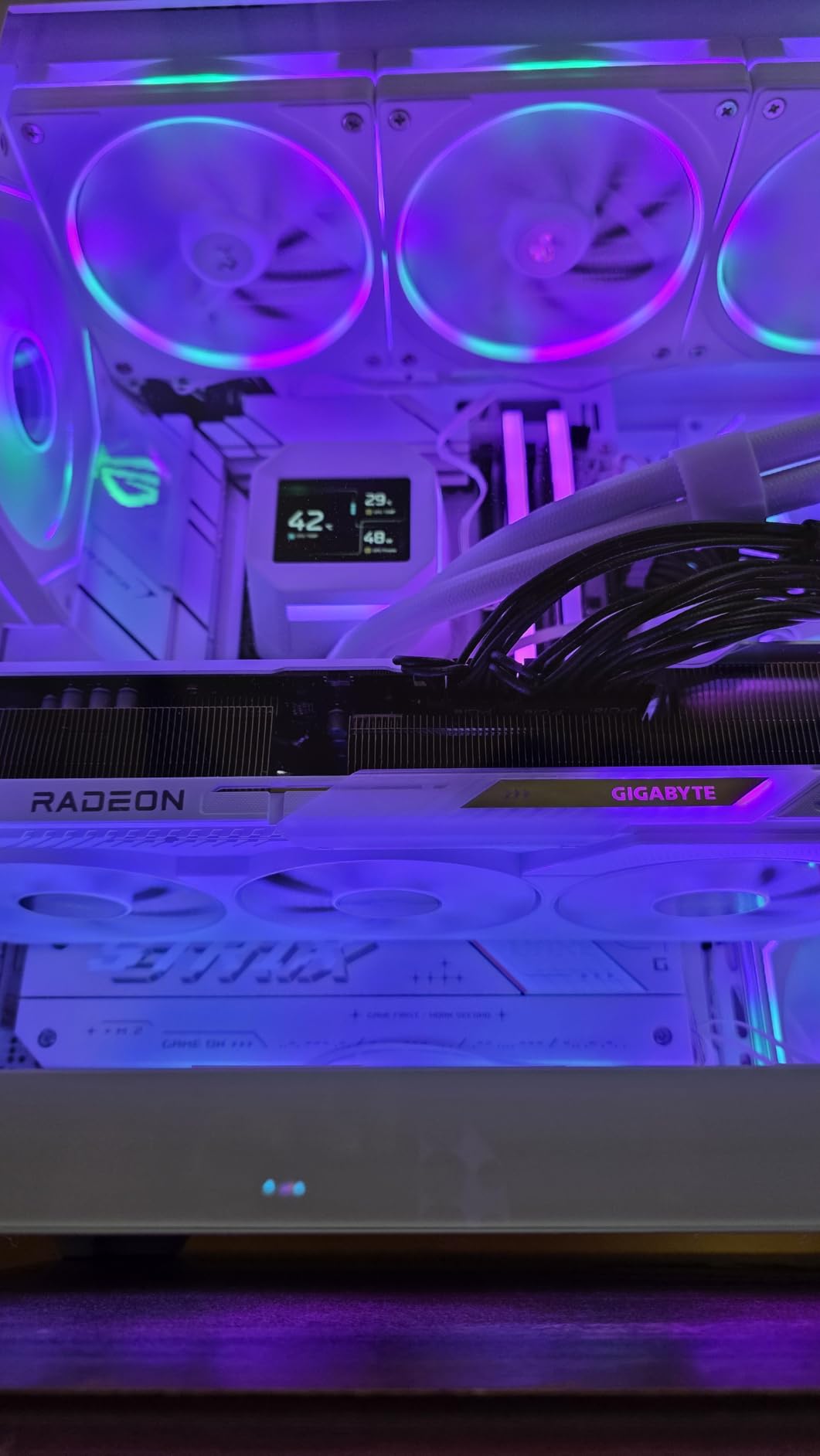 GIGABYTE Radeon RX 9070 XT Gaming OC 16G Graphics Card, PCIe 5.0, 16GB GDDR6, GV-R9070XTGAMING OC-16GD Video Card customer photo 1