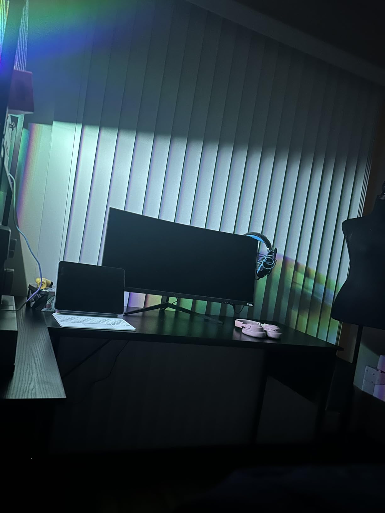 Casaottima L Shaped Gaming Desk with Hutch & Power Outlet & LED Lights customer photo 1