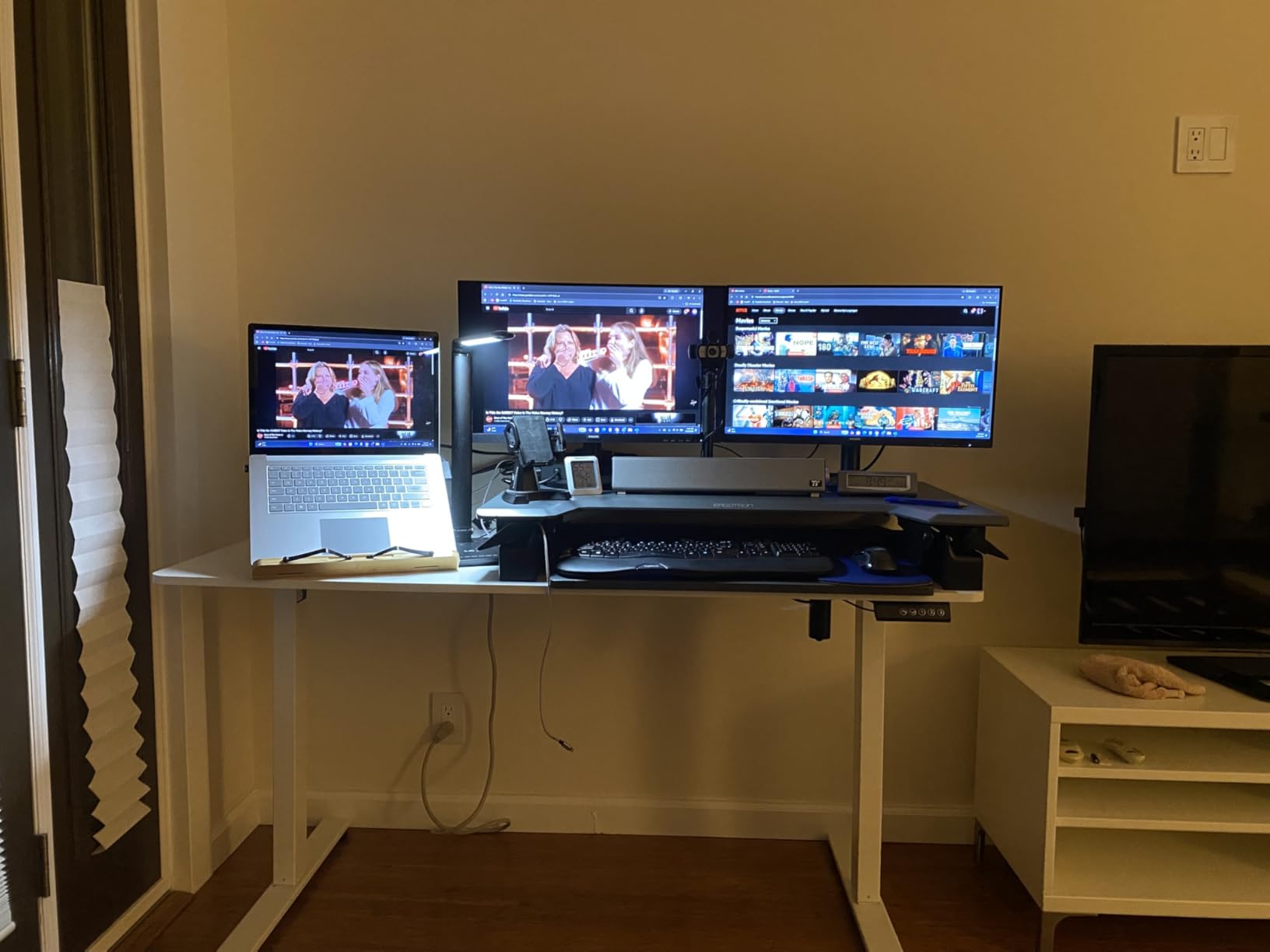 Veken 55 Inch Large Electric Standing Desk, Gaming Table, White customer photo 2