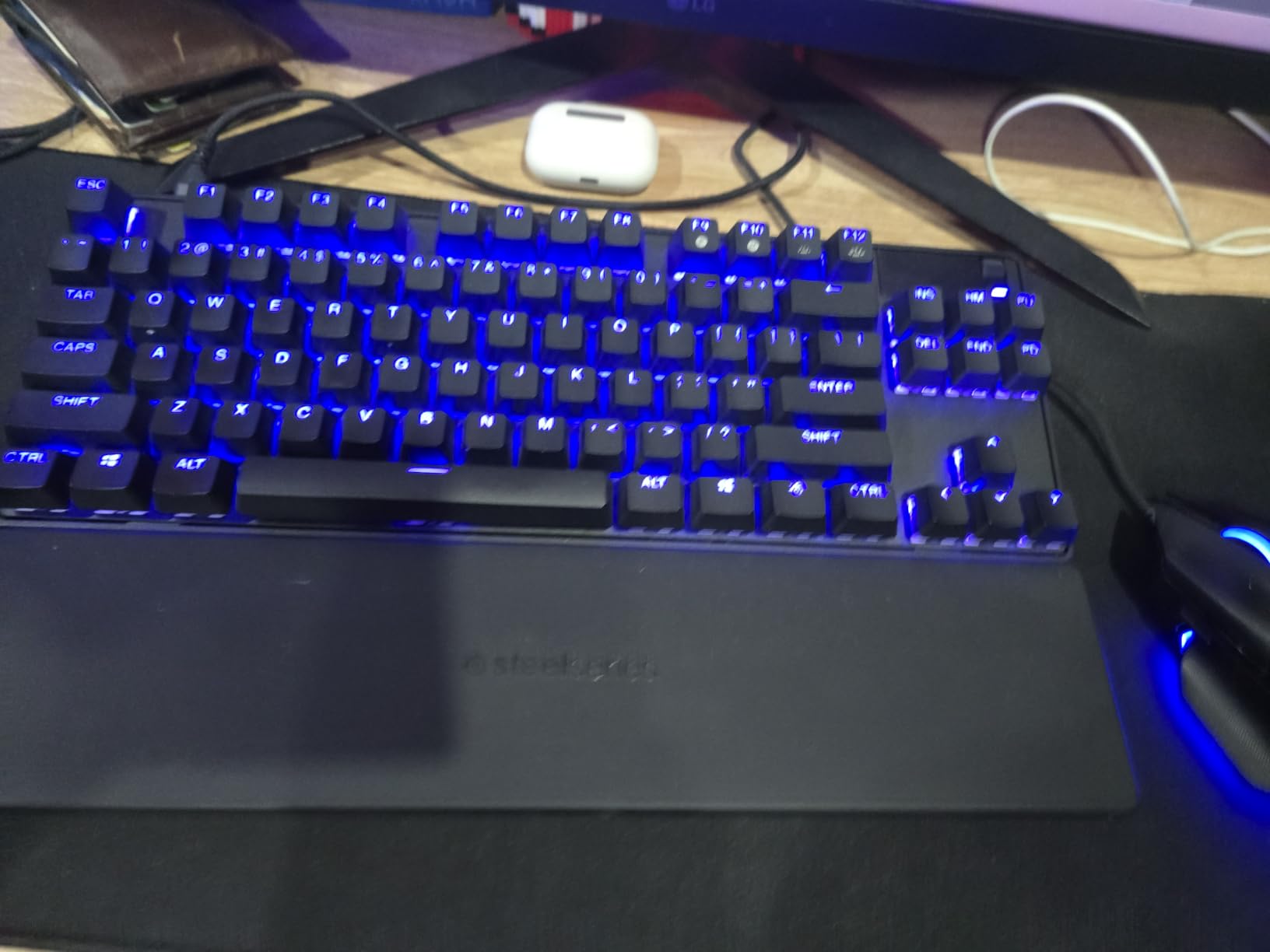 SteelSeries Apex Pro TKL Gen 3 Gaming Keyboard - OmniPoint 3.0 Analog Magnetic Switches, Quickset Auto-Presets (Rapid Trigger, Rapid Tap/SOCD, Protection Mode), OLED, RGB, PBT Keycaps, USB-C, White customer photo 1
