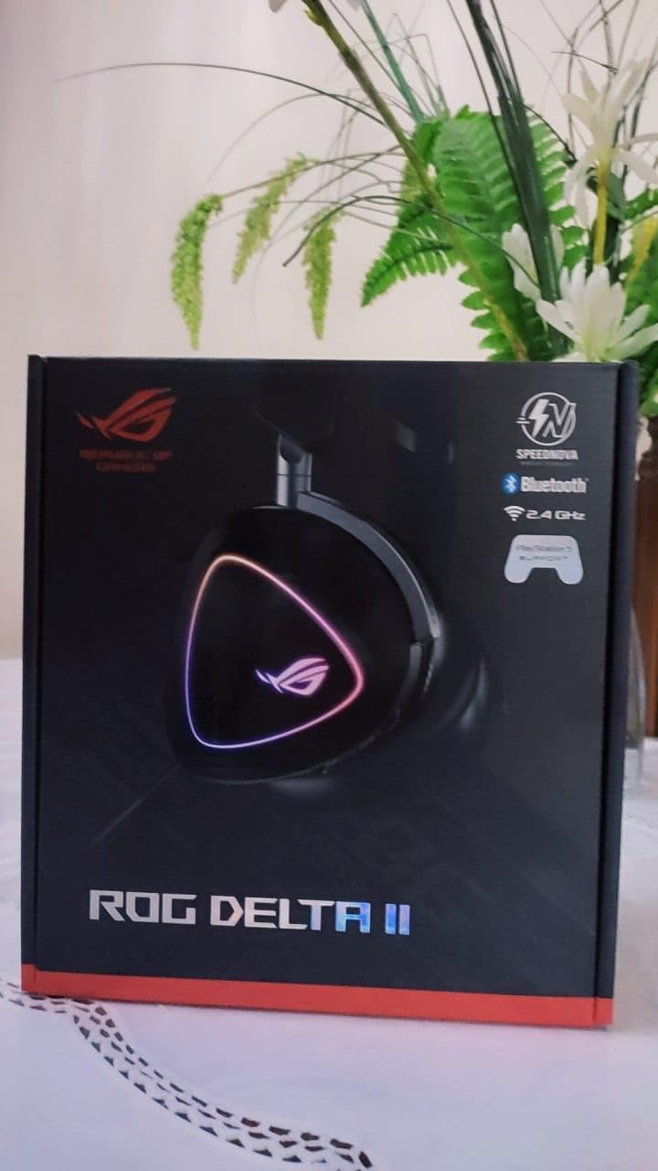 ASUS ROG Delta II Wireless Gaming Headset with Detachable Mic - White customer photo 2