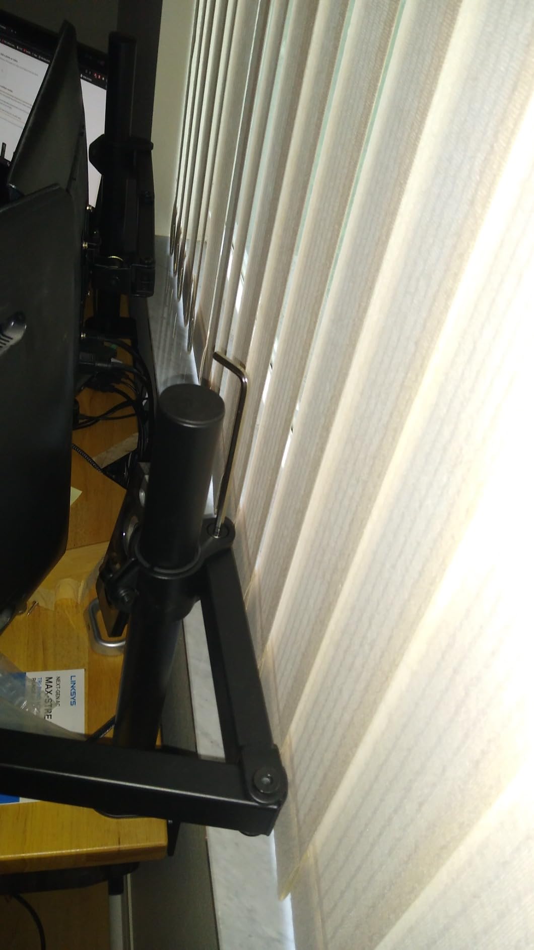 WALI Heavy Duty Single Monitor Arm Desk Mount for 13-49 Inch Screens, Ultrawide Monitor Stand with Full Motion Tilt, Swivel, Rotation, Holds up to 44 lbs, C-Clamp Mount for VESA 75/100mm,(M001S) customer photo 1