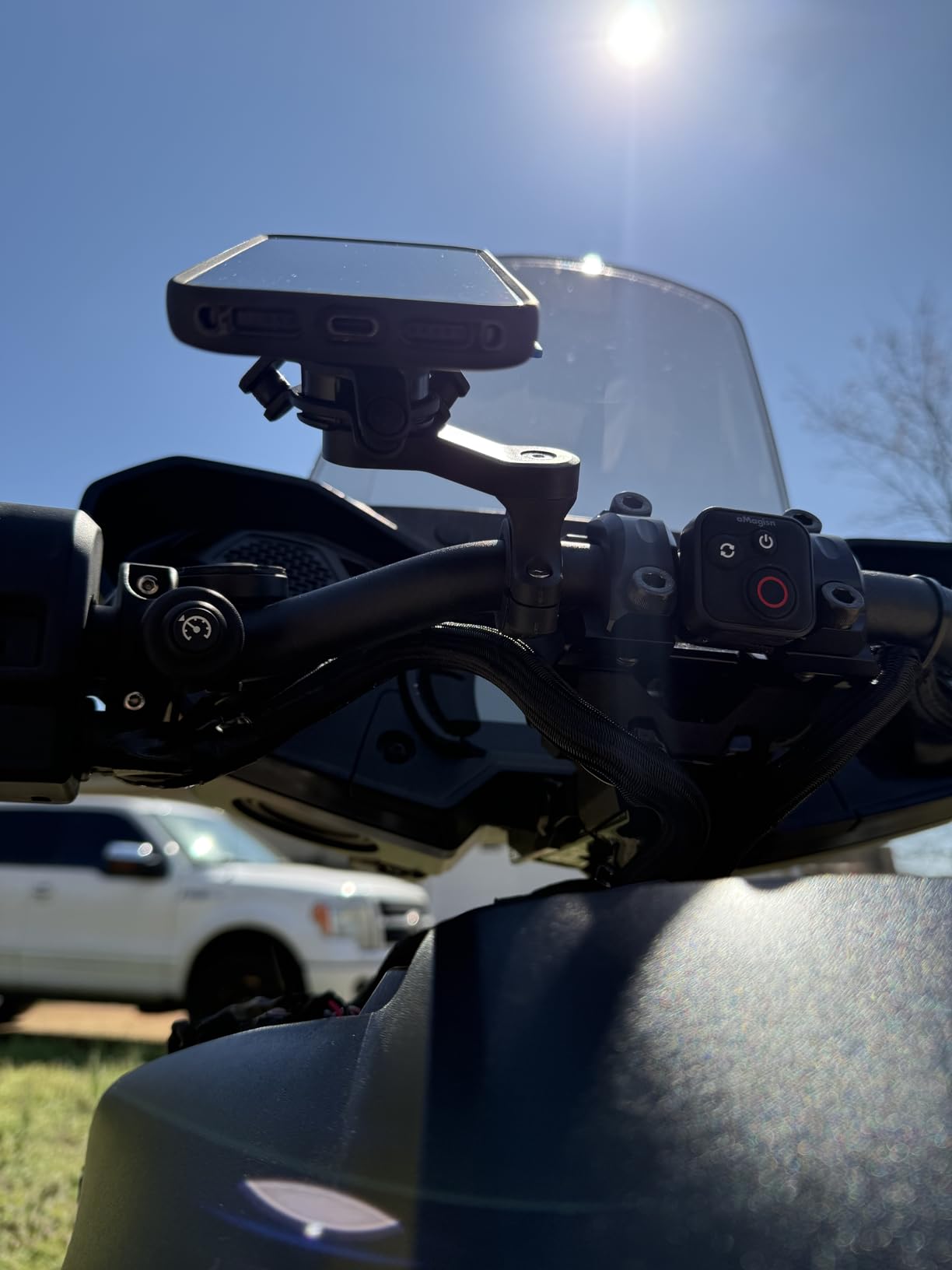 Quad Lock Moto Handlebar Kit with Dampener & MAG Case for iPhone 17 Pro Max customer photo 1