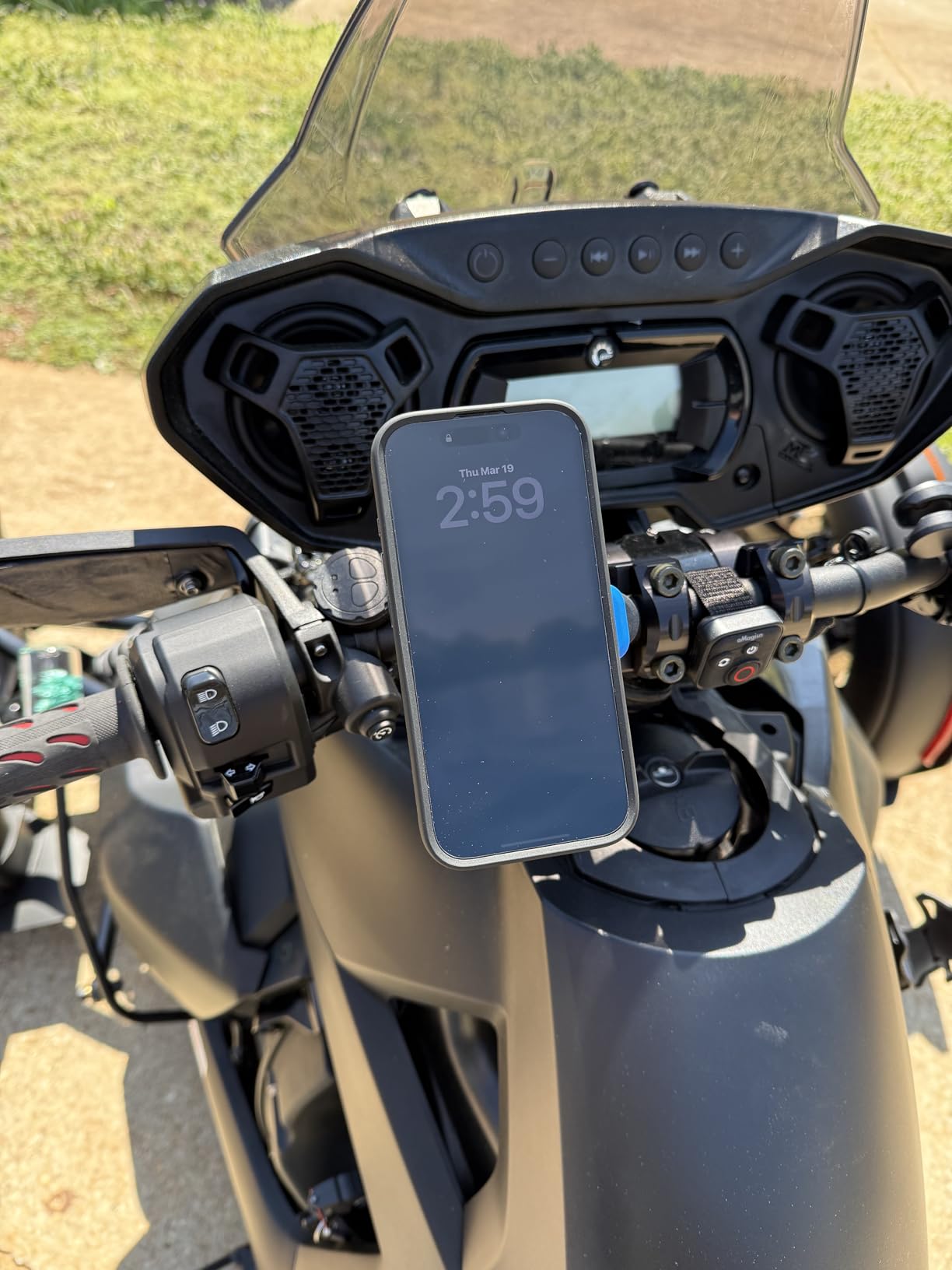 Quad Lock Moto Handlebar Kit with Dampener & MAG Case for iPhone 17 Pro Max customer photo 2